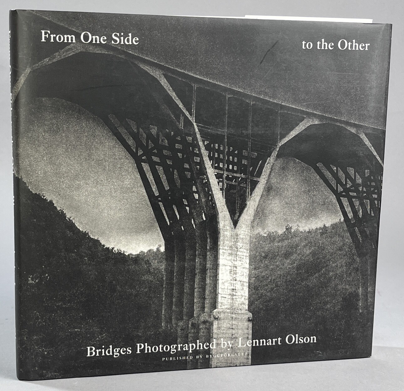 From one side to the other. Bridges Photographed by Lennart Olson. [Publ. by] Byggförlaget.