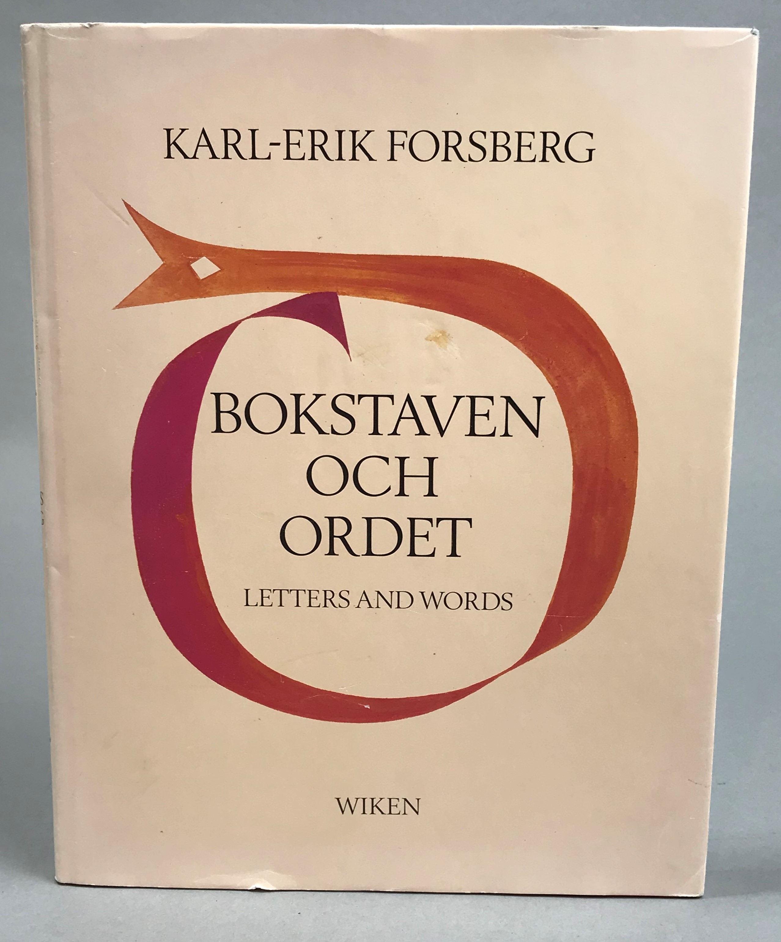 Bokstaven och ordet. Under medverkan av Geith Forsberg. Inledning av Sten G. Lindberg. Redigering och formgivning av Folke Müller. Översättning av Ulla Thagg-Fischer och Richard E. Fisher / Letters and words. Assisted by Geith Forsberg. Introduction by Sten G. Lindberg. Edited and designed by Folke Müller. Translation by Ulla Thagg-Fisher and Richard E. Fisher. [Utg. av / Publ. by] Wiken.