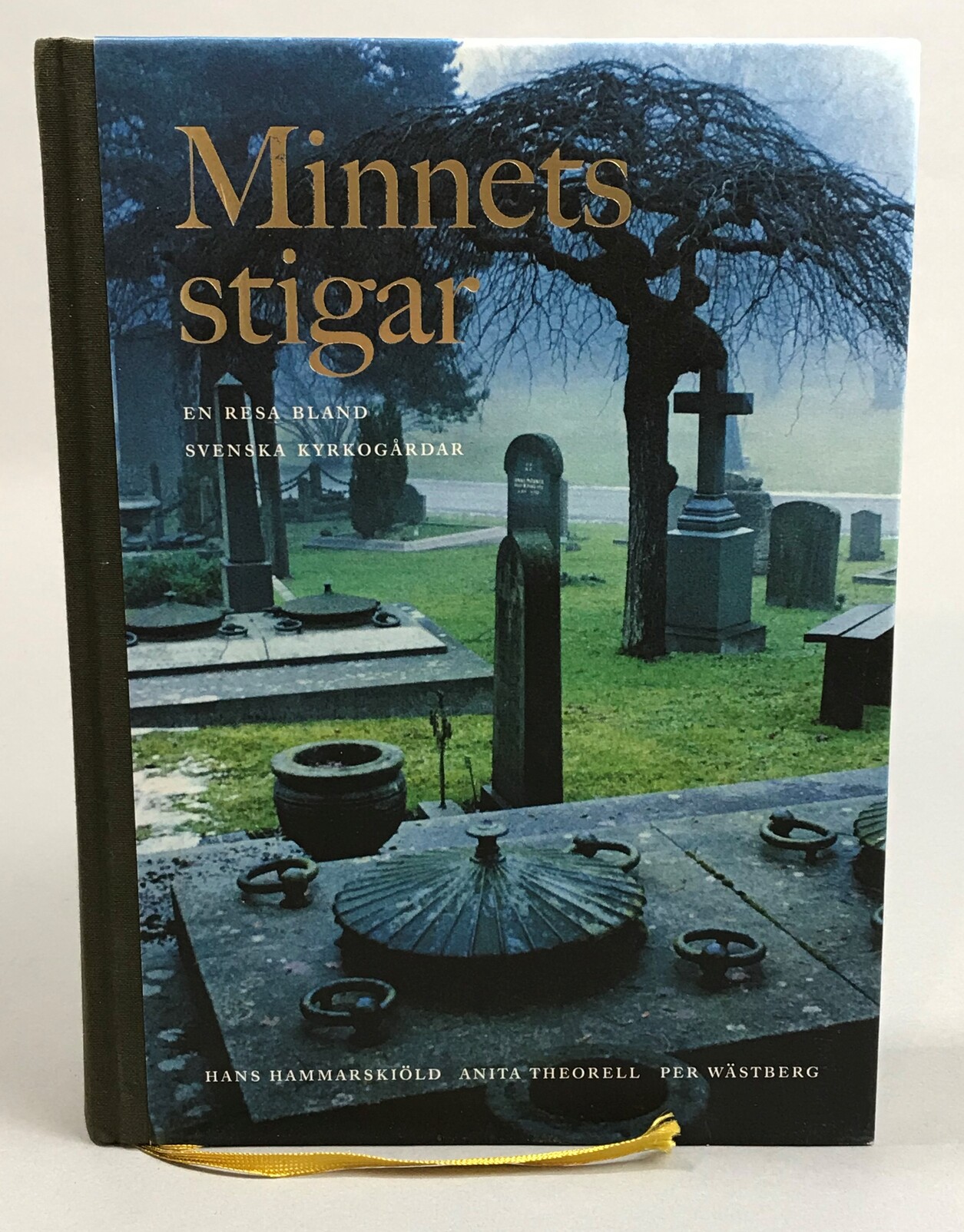 Minnets stigar. En resa bland svenska kyrkogårdar. Foto: Hans Hammarskiöld. [Utg. av] Bokförlaget Max Ström.