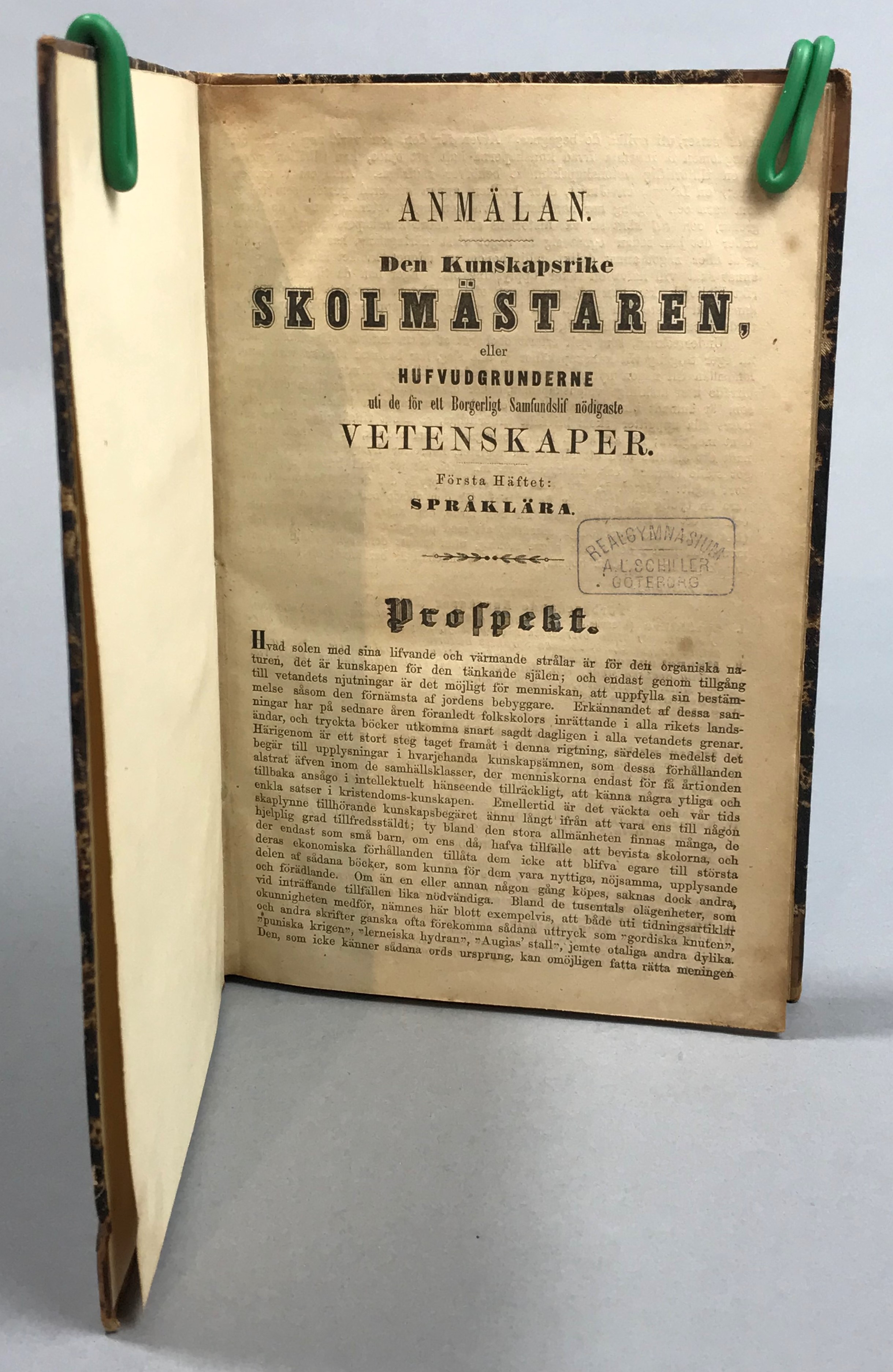 Anmälan. Den kunskapsrike skolmästaren, eller hufvudgrunderne uti de för ett borgerligt samfundslif nödigaste vetenskaper. Första häftet: Språklära. Prospekt [= rubrik].