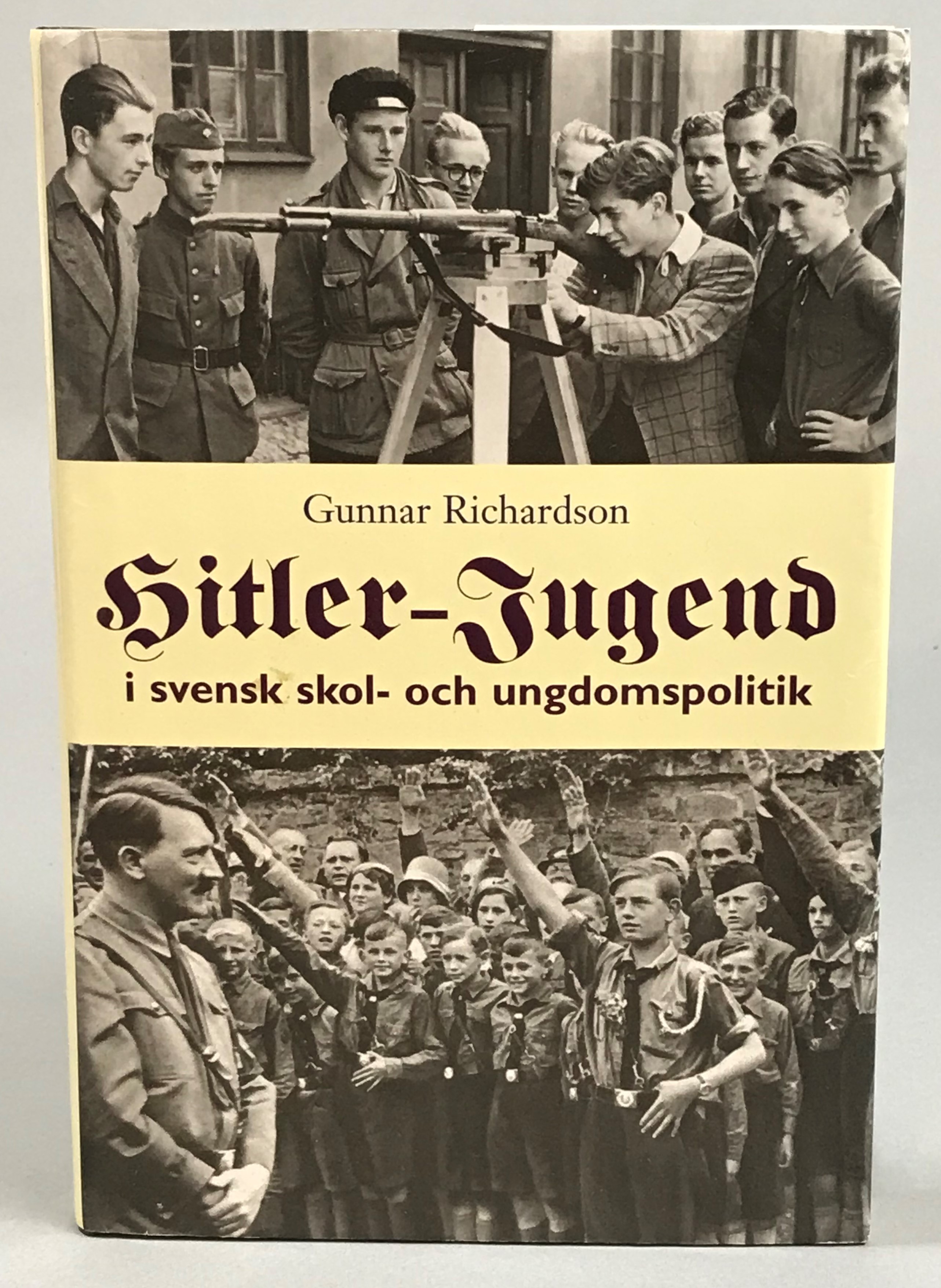 Hitler-jugend i svensk skol- och ungdomspolitik. Beredskapspedagogik och demokratifostran i Sverige under andra världskriget. [Utg. av] Hjalmarson & Högberg.
