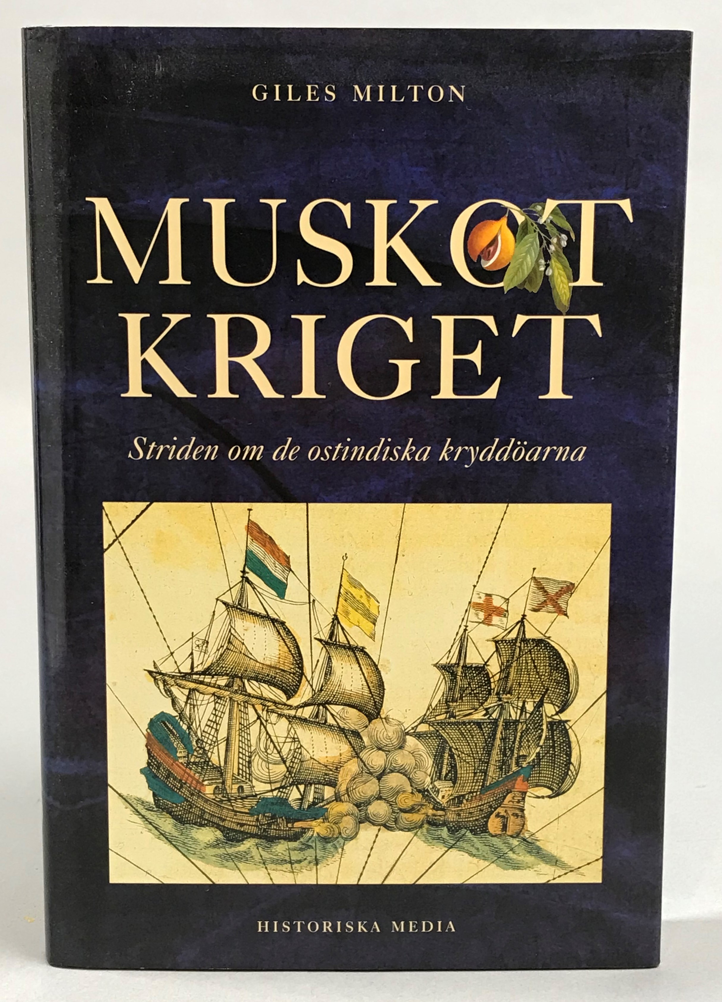 Muskotkriget. Kampen om de ostindiska kryddöarna. Översättning: Annika Persson. [Utg. av] Historiska Media.