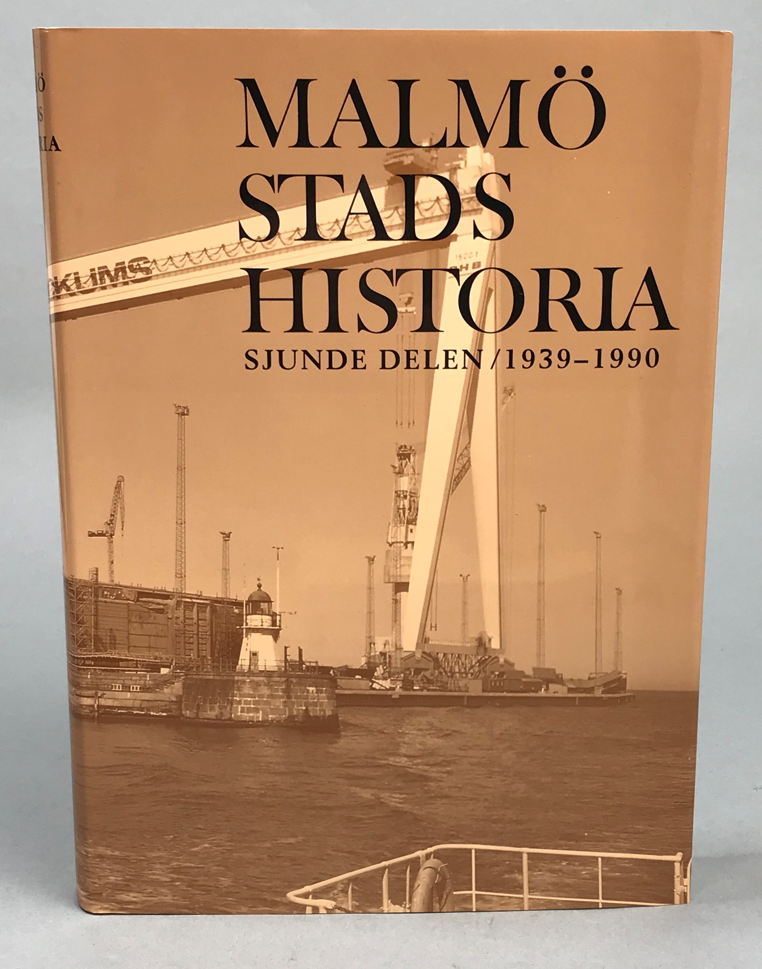 Malmö stads historia. Sjunde delen 1939-1990. Utgiven på uppdrag av Stadsfullmäktige i Malmö.