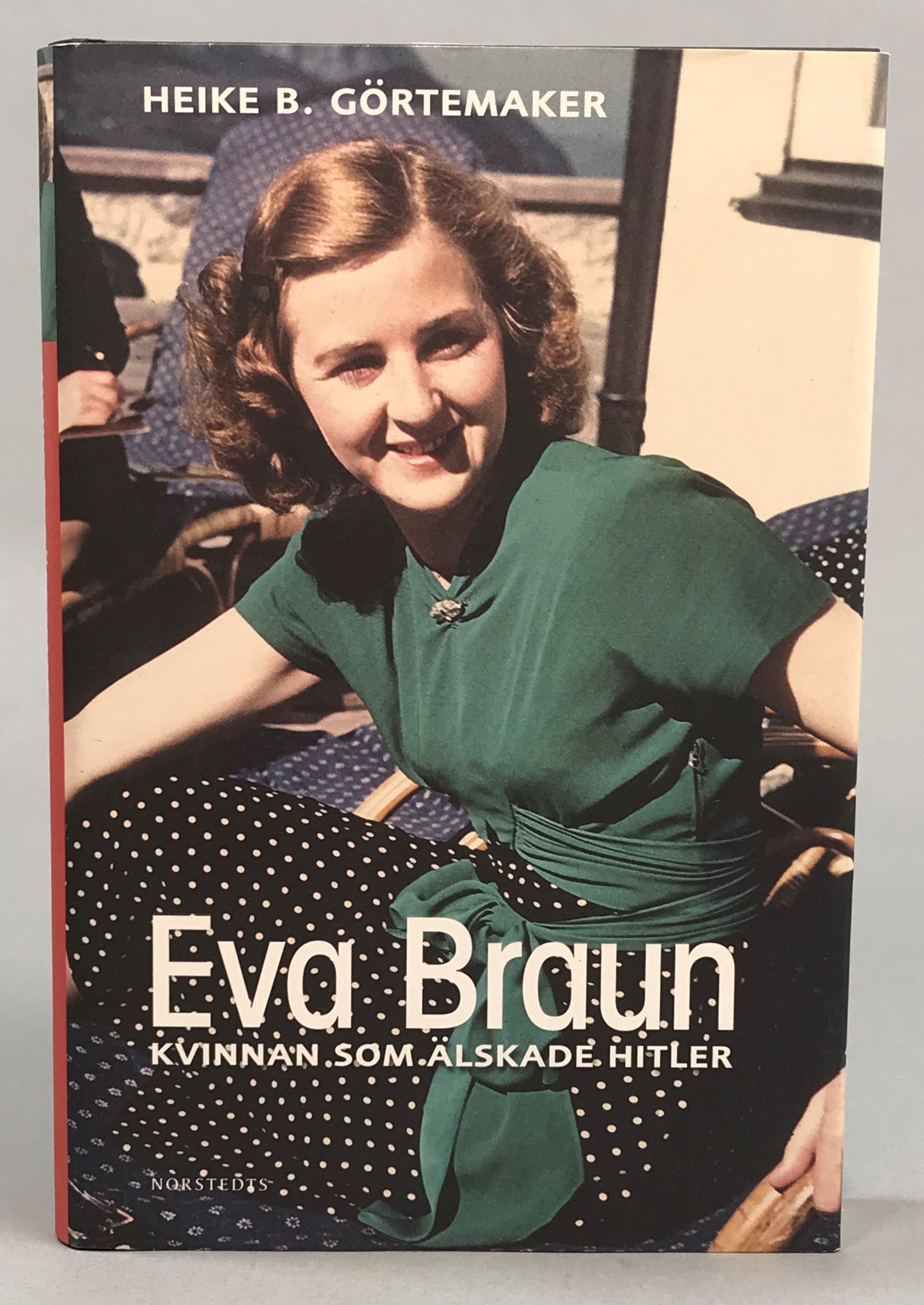 Eva Braun. Kvinnan som älskade Hitler. Översättning av Johan Flemberg. [Utg. av] Norstedts.