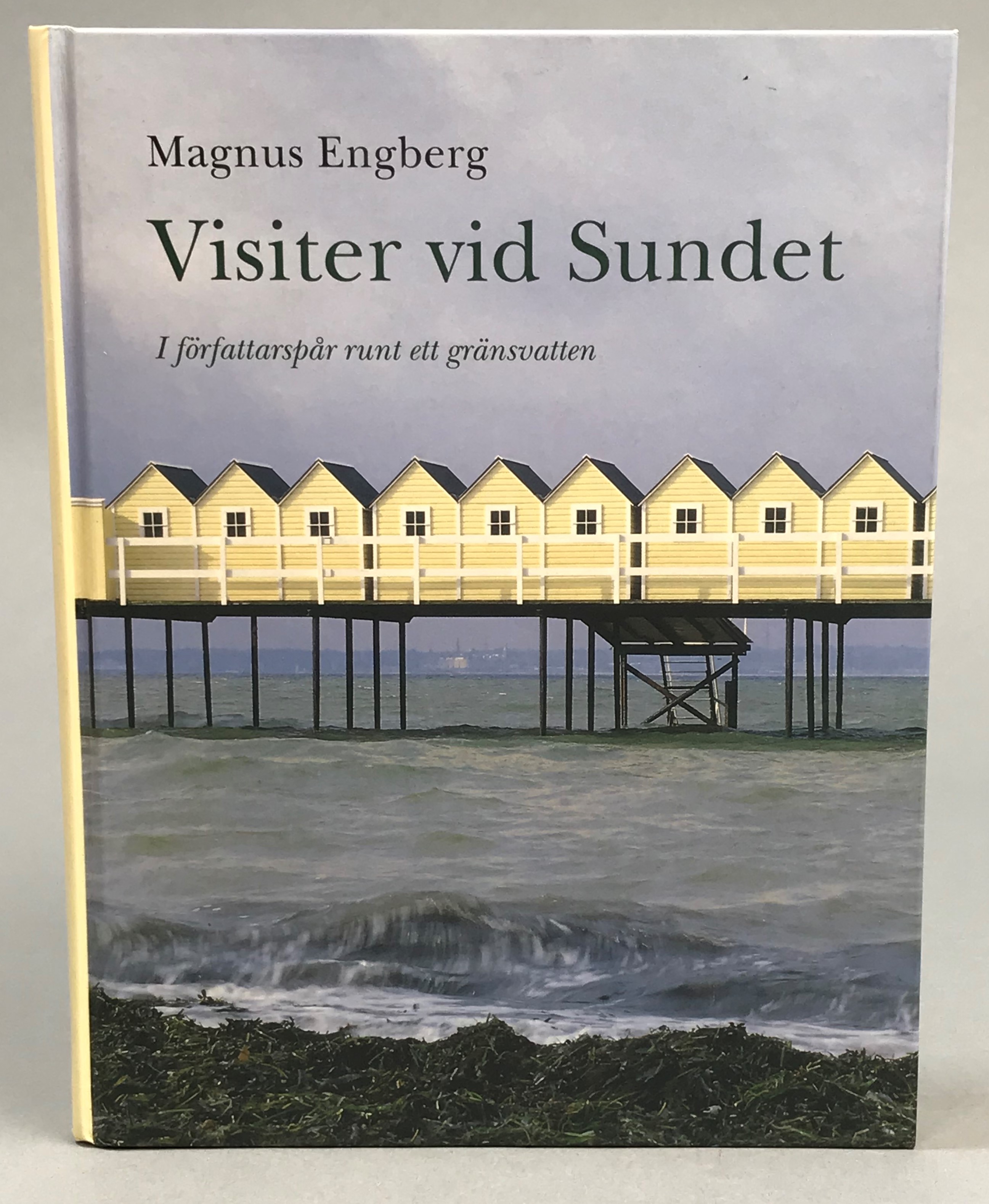 Visiter vid Sundet. I författarspår runt ett gränsvatten. [Utg. av] Bokförlaget Arena.