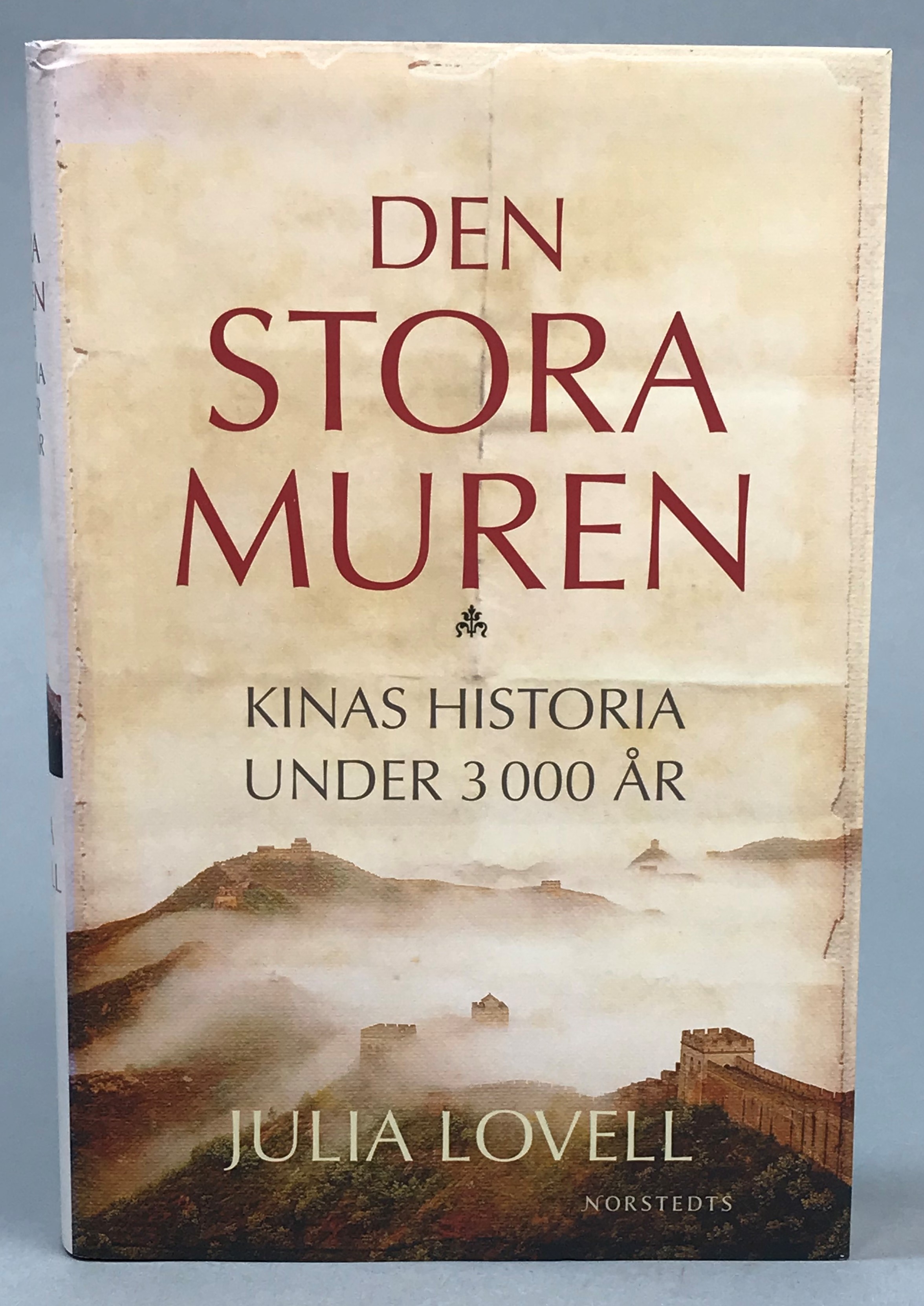 Den stora muren. Kinas historia under 3000 år. Översättning av Tomas Håkanson. [Utg. av] Norstedts.