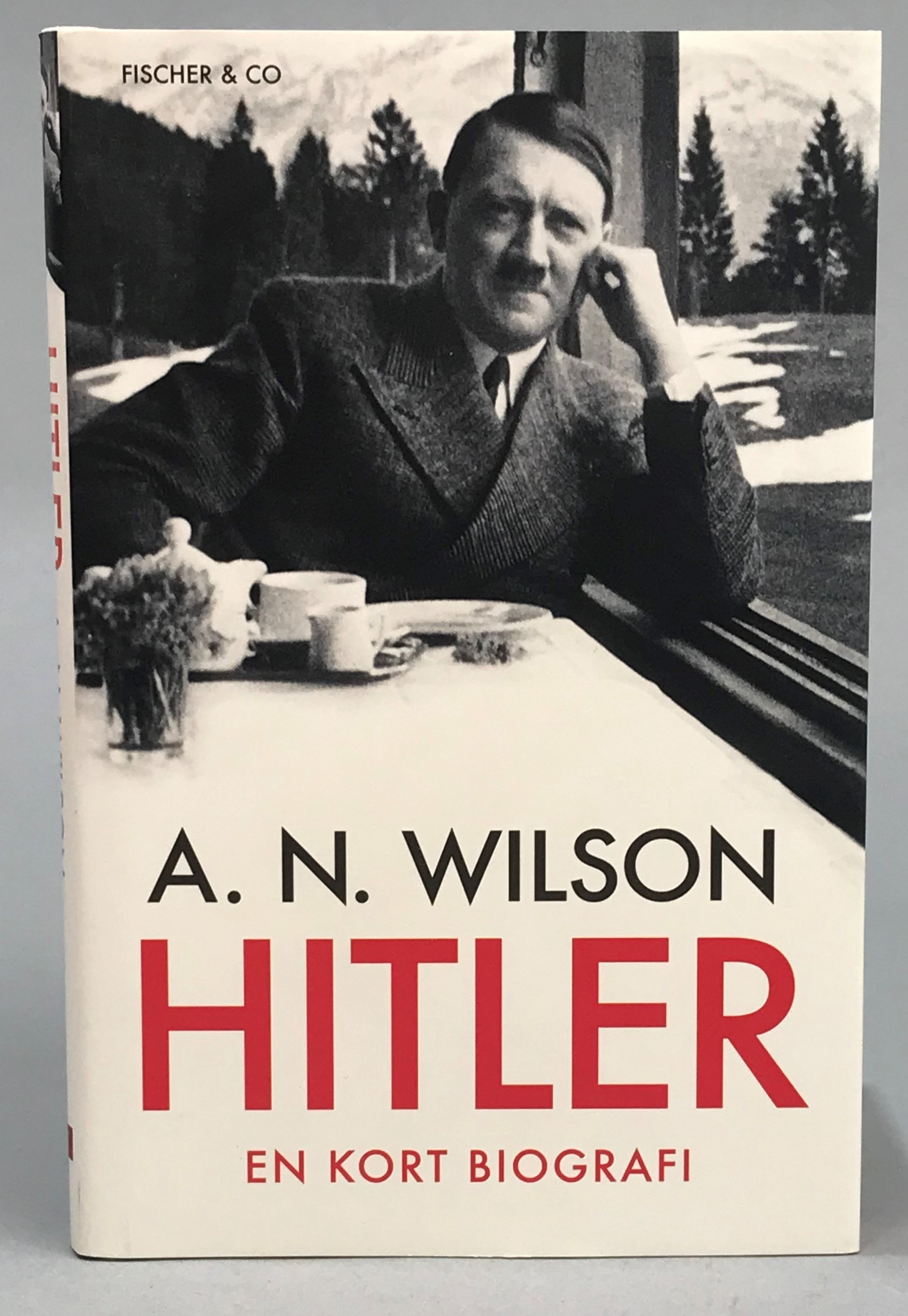 Hitler. En kort biografi. Översättning Leif Janzon. [Utg. av] Fischer & Co.