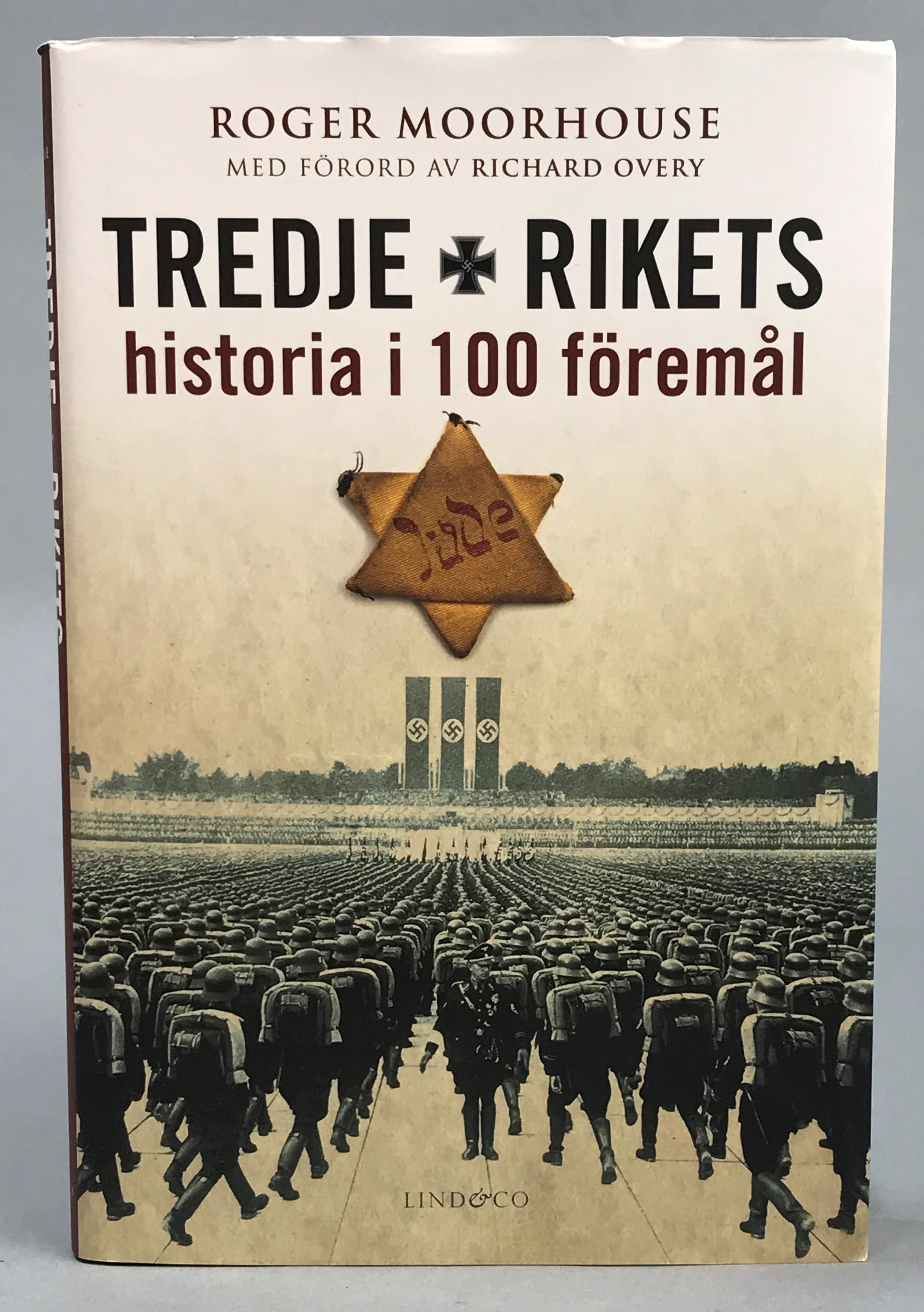 Tredje rikets historia i 100 föremål. Med förord av Richard Overy. Översättning: Hans Dalén. [Utg. av] Lind & Co.