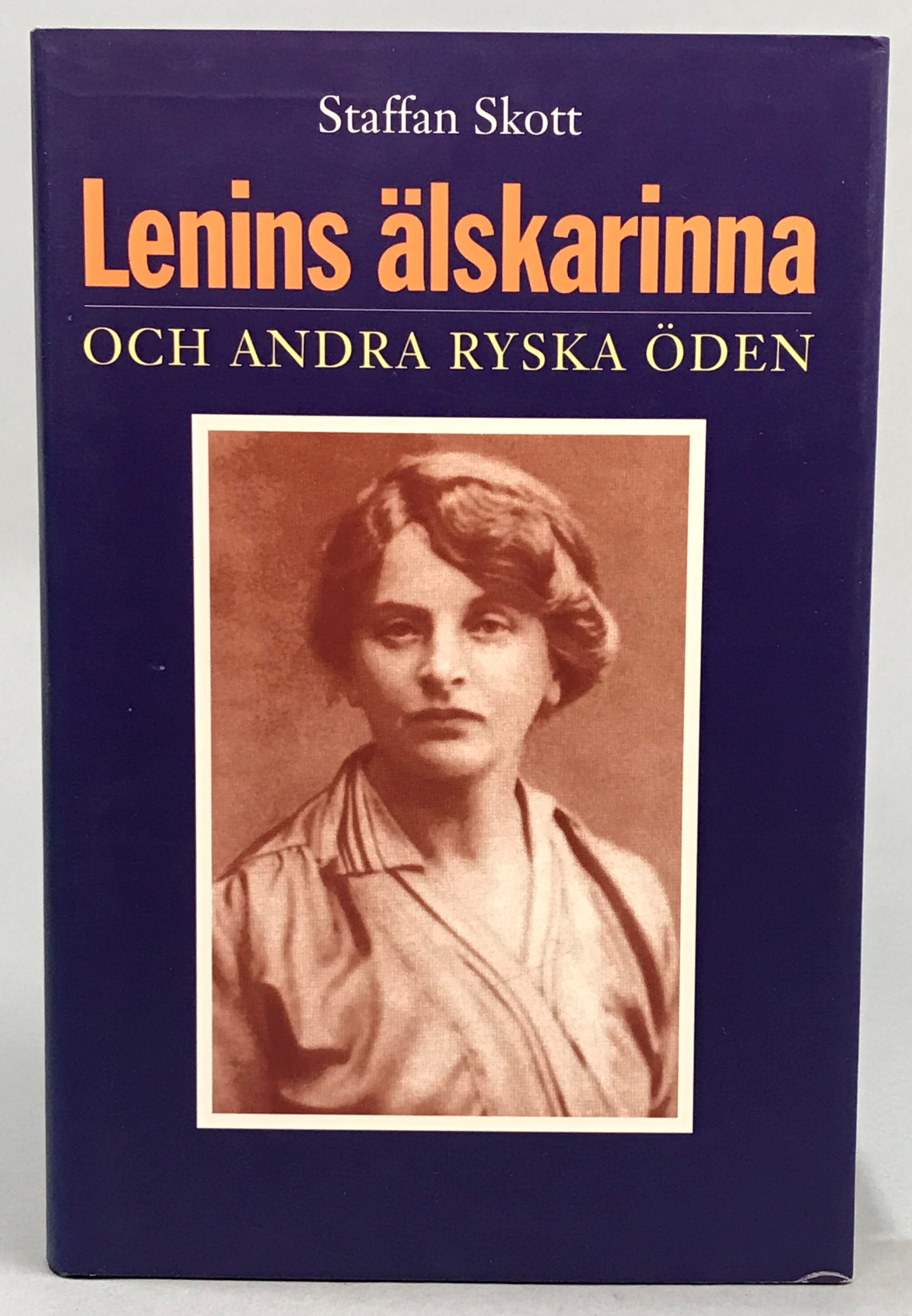 Lenins älskarinna. Och andra ryska öden. Det eviga Ryssland då och nu. [Utg. av] Hjalmarson & Högberg.