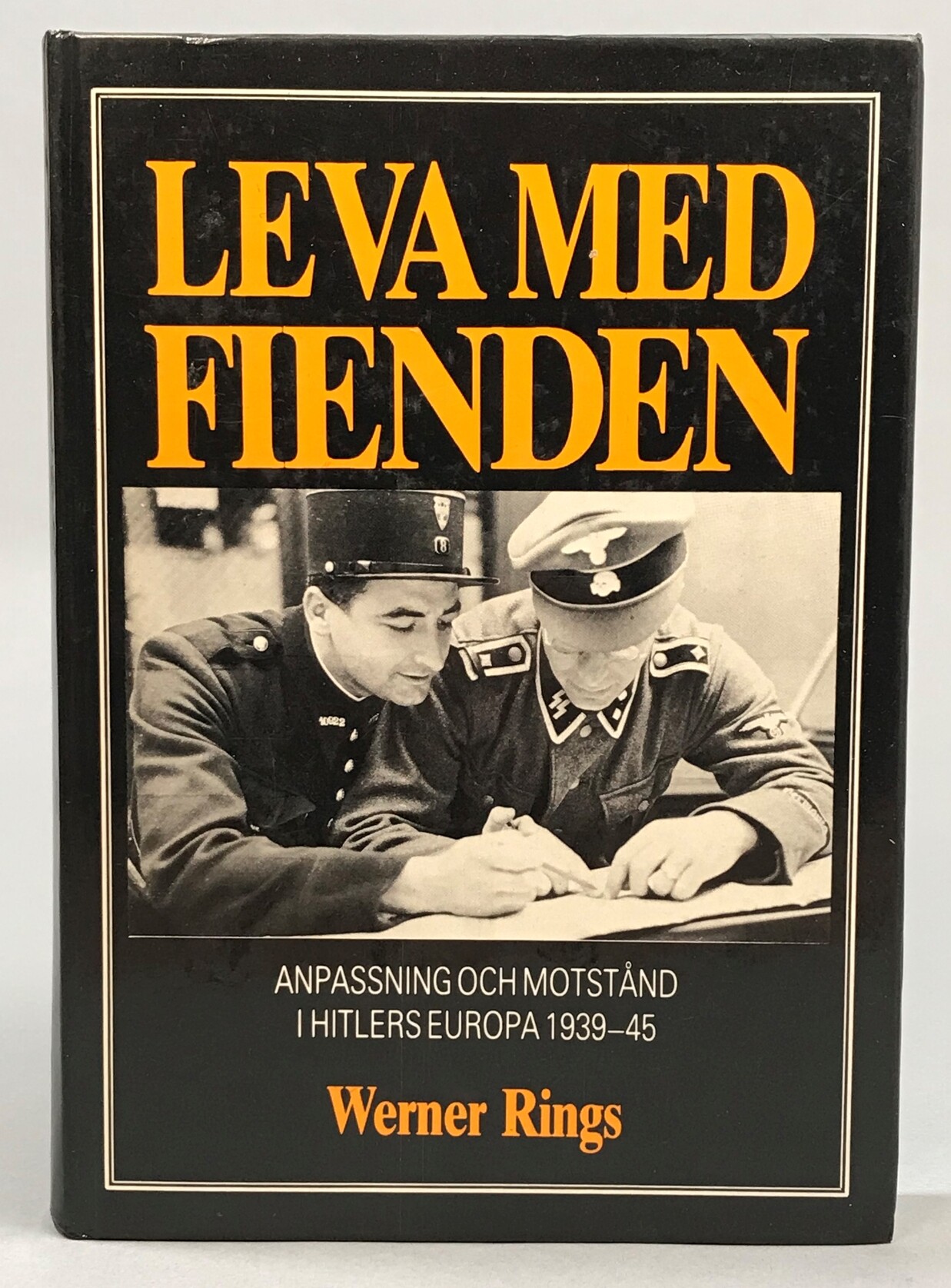 Leva med fienden. Anpassning och motstånd i Hitlers Europa 1939-45. Översättning: Paul Frisch. [Utg. av] Ordfronts förlag.