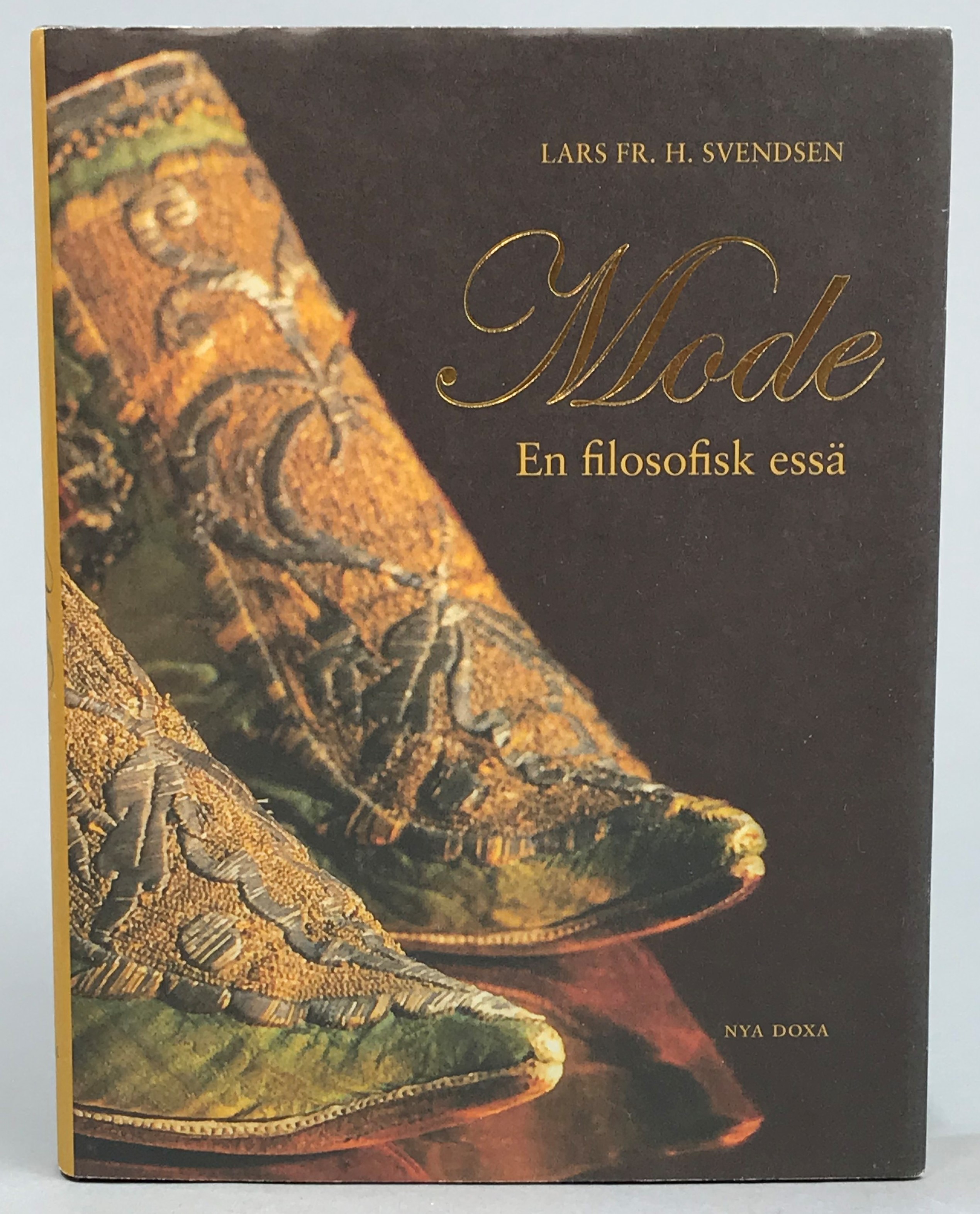 Mode. En filosofisk essä. Översättning Jim Jakobsson. [Utg. av] Bokförlaget Nya Doxa.