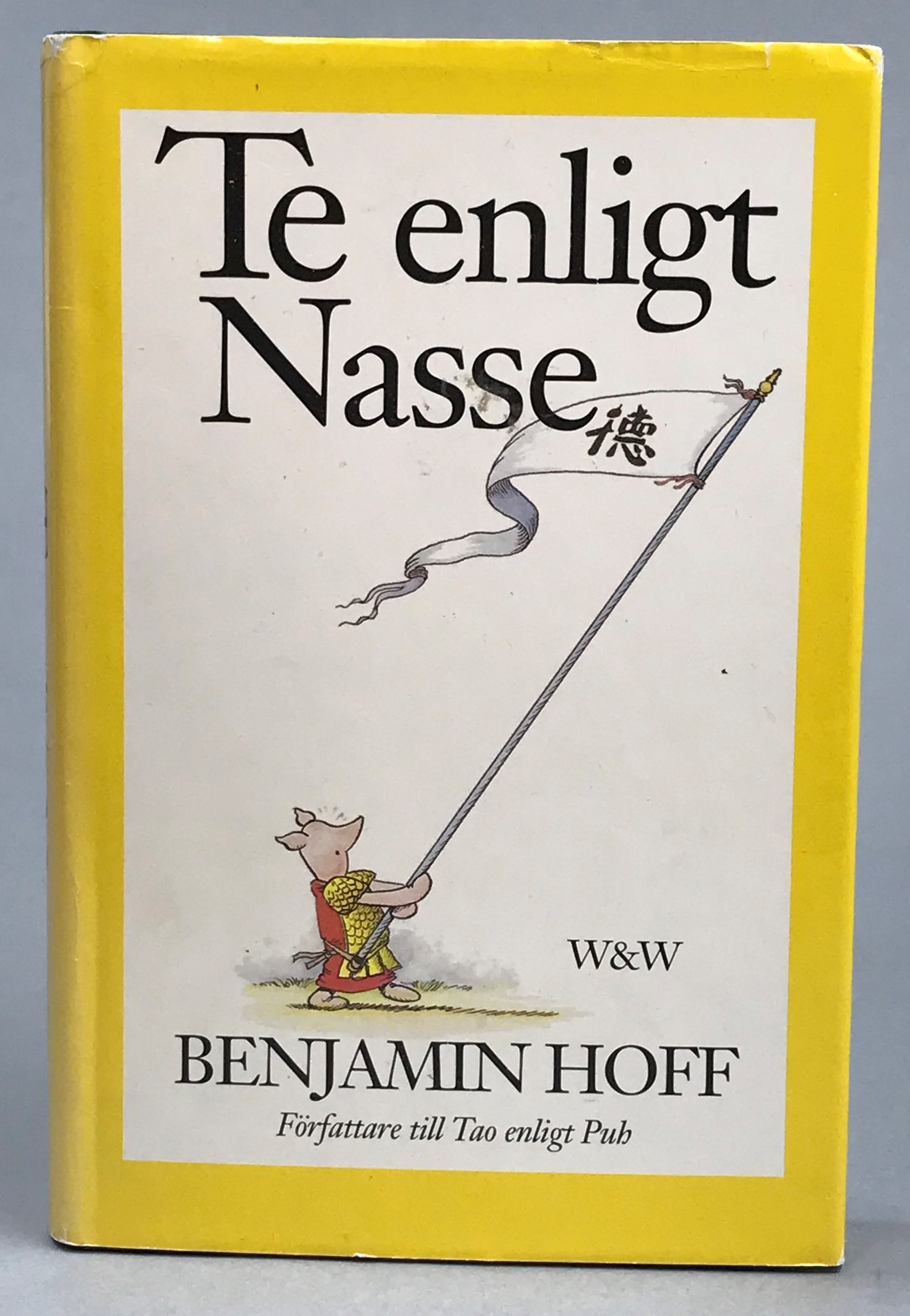 Te enligt Nasse. Illustrationer: Ernest H. Shepard. Översättning: Stefan Gurt. [Utg. av] Wahlström & Widstrand.