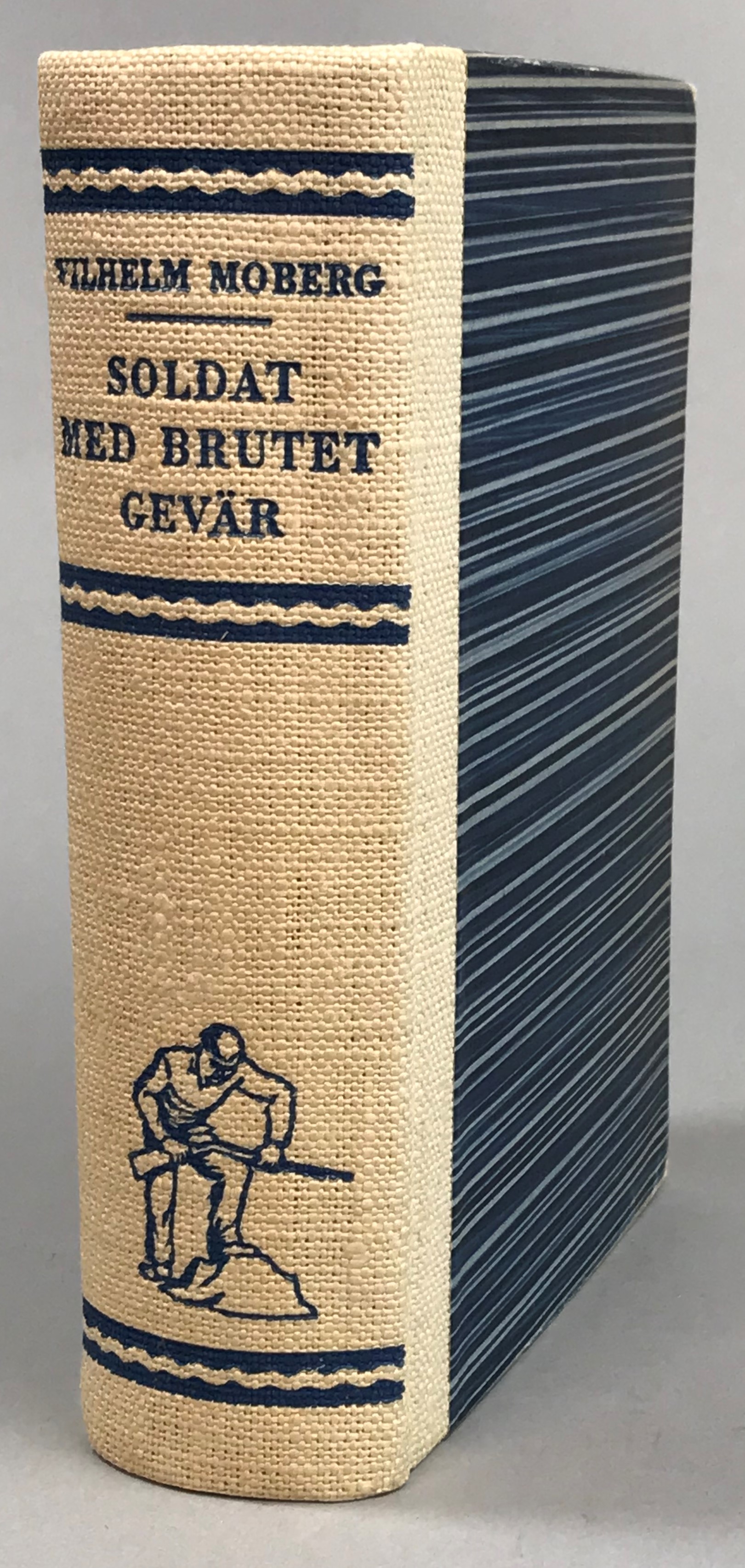Soldat med brutet gevär. En människa ur det förgångna, rannsakad och hörd om sina levnadsomständigheter. Roman. [Utg. av] Albert Bonniers Förlag.
