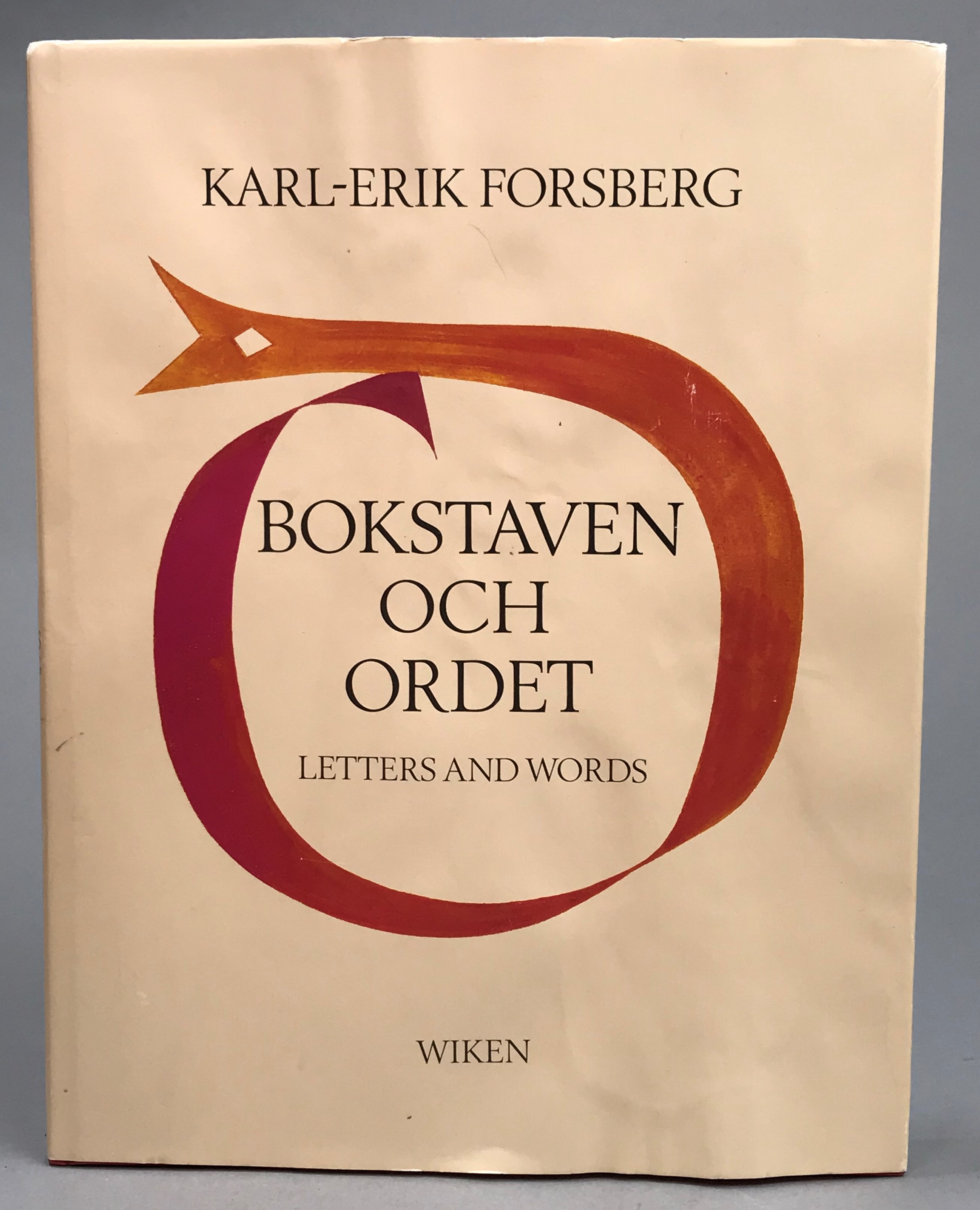 Bokstaven och ordet. Under medverkan av Geith Forsberg. Inledning av Sten G. Lindberg. Redigering och formgivning av Folke Müller. Översättning av Ulla Thagg-Fischer och Richard E. Fisher / Letters and words. Assisted by Geith Forsberg. Introduction by Sten G. Lindberg. Edited and designed by Folke Müller. Translation by Ulla Thagg-Fisher and Richard E. Fisher. [Utg. av / Publ. by] Wiken.