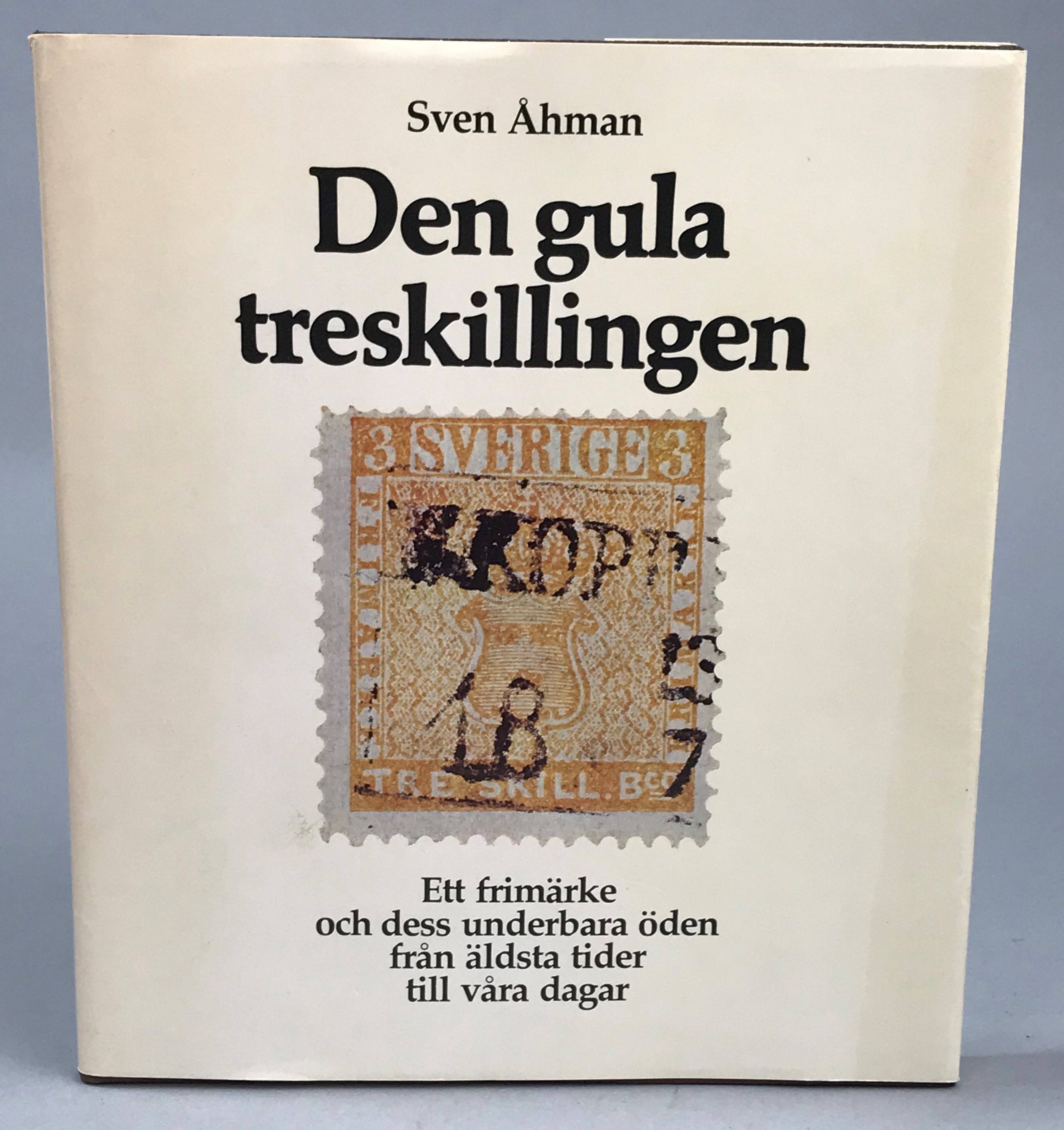 Den gula treskillingen. Ett frimärke och dess underbara öden från äldsta tider till våra dagar. [Utg. av] R M Skogs Förlags AB.