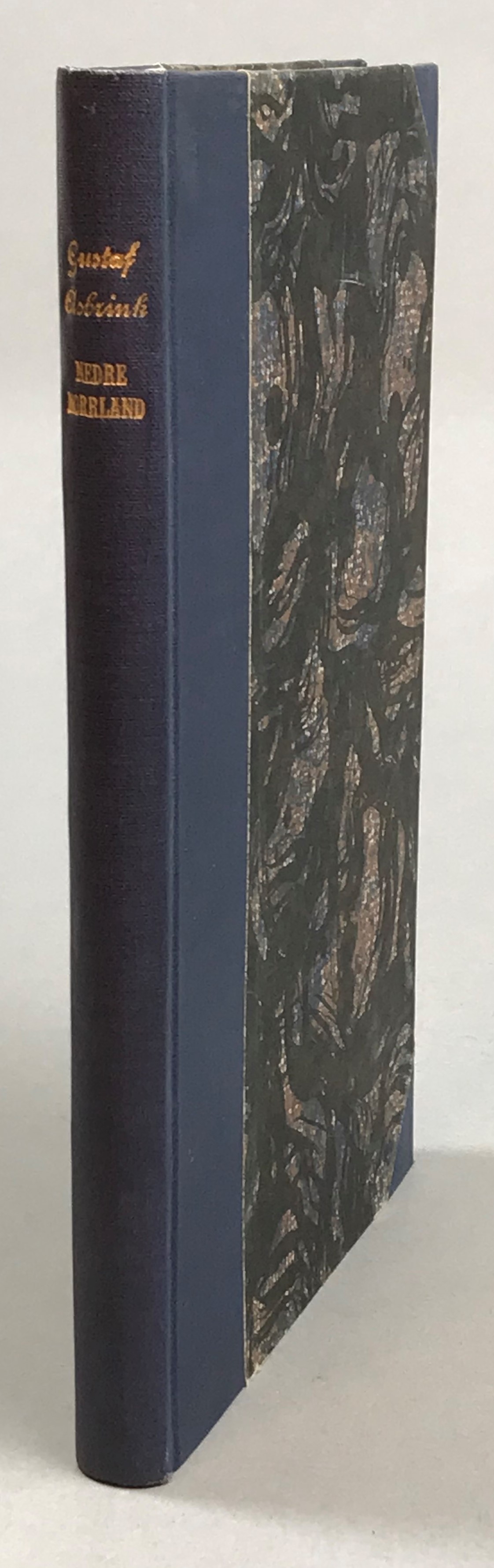 Nedre Norrland. Stockholm - Storlien. Med anslutande linjer. Resehandbok på uppdrag Kungl. Järnvägsstyrelsen utarbetad av Gustav Åsbrink. Andra upplagan. Med 110 illustrationer, 28 linje- och turistledskartor, 16 profiler samt 9 stads- och specialkartor.