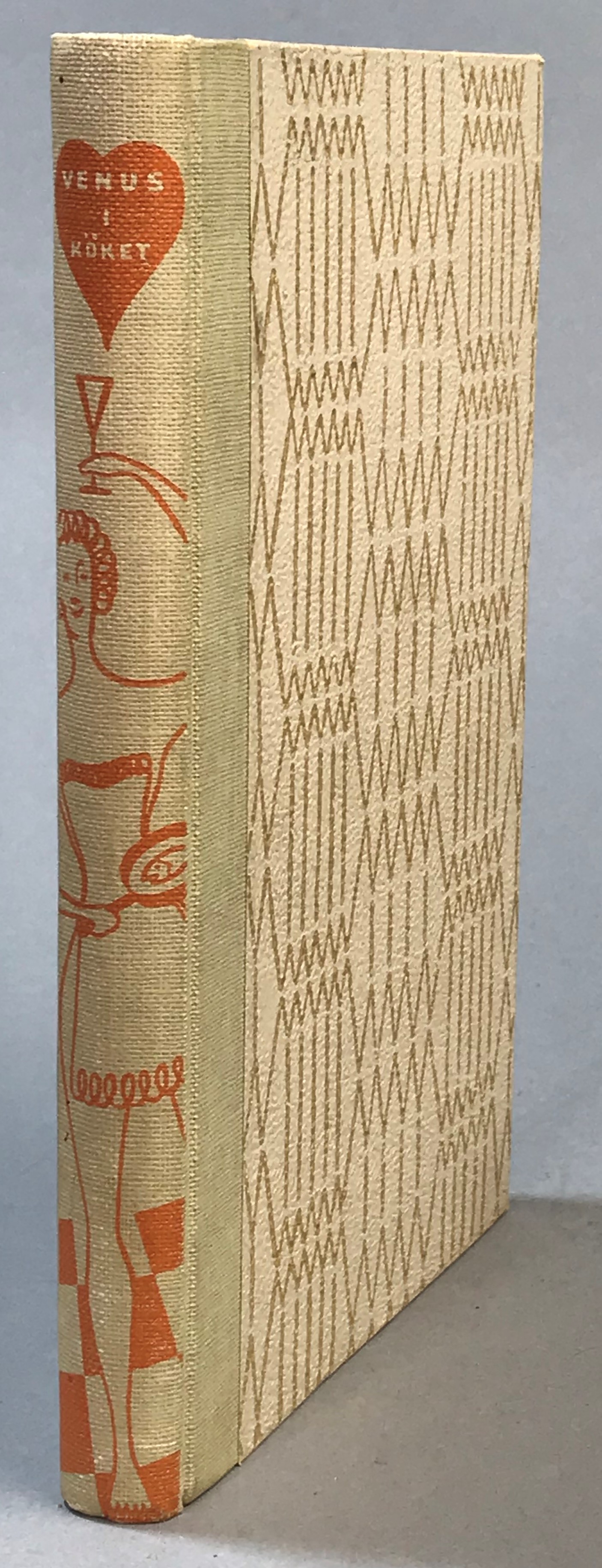 Venus i köket eller Kärlekskokboken. Utgiven av Norman Douglas. Förord av Graham Greene. Med teckningar av Bruce Roberts. Översättning av Marianne Höök. [Utg. av] Wahlström & Widstrand.
