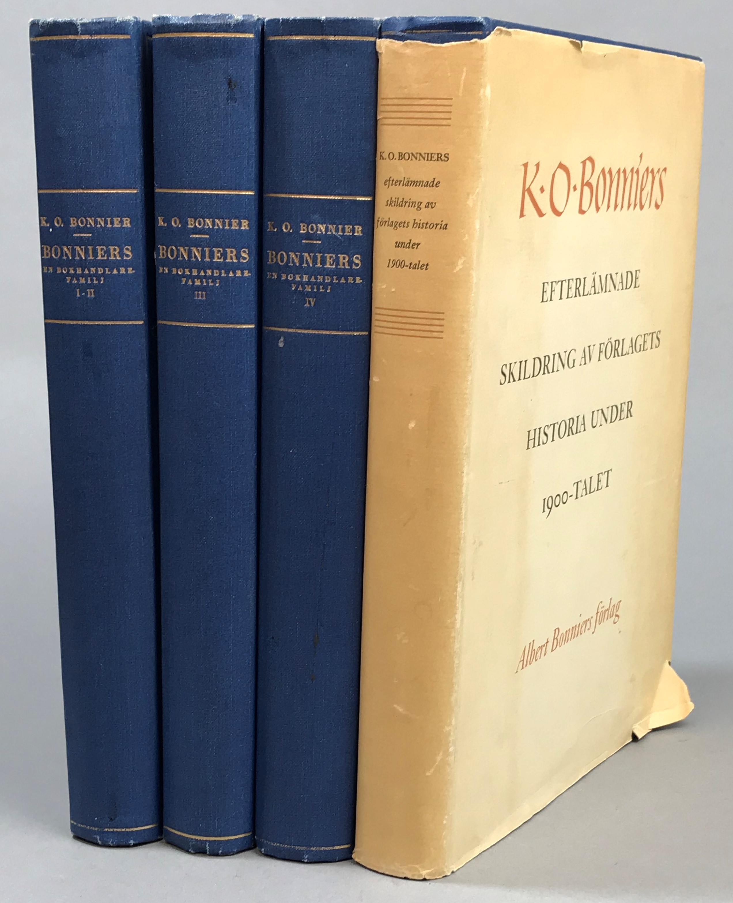 Bonniers. En bokhandlarefamilj. Anteckningar ur gamla papper och ur minnet. I. Gerhard Bonnier 1778-1862. [... II. Adolf Bonnier och hans bröder. 1. 1830- och 1840-talen; ... III. Adolf Bonnier och hans bröder. 2. 1850-, 1860- och 1870-talen; ... IV. Albert Bonnier. Mannen och förlagsfirman under 1880- och 1890-talen; ... V. Firman Albert Bonnier under det nya seklet]. [Utg. av] Albert Bonniers Förlag.