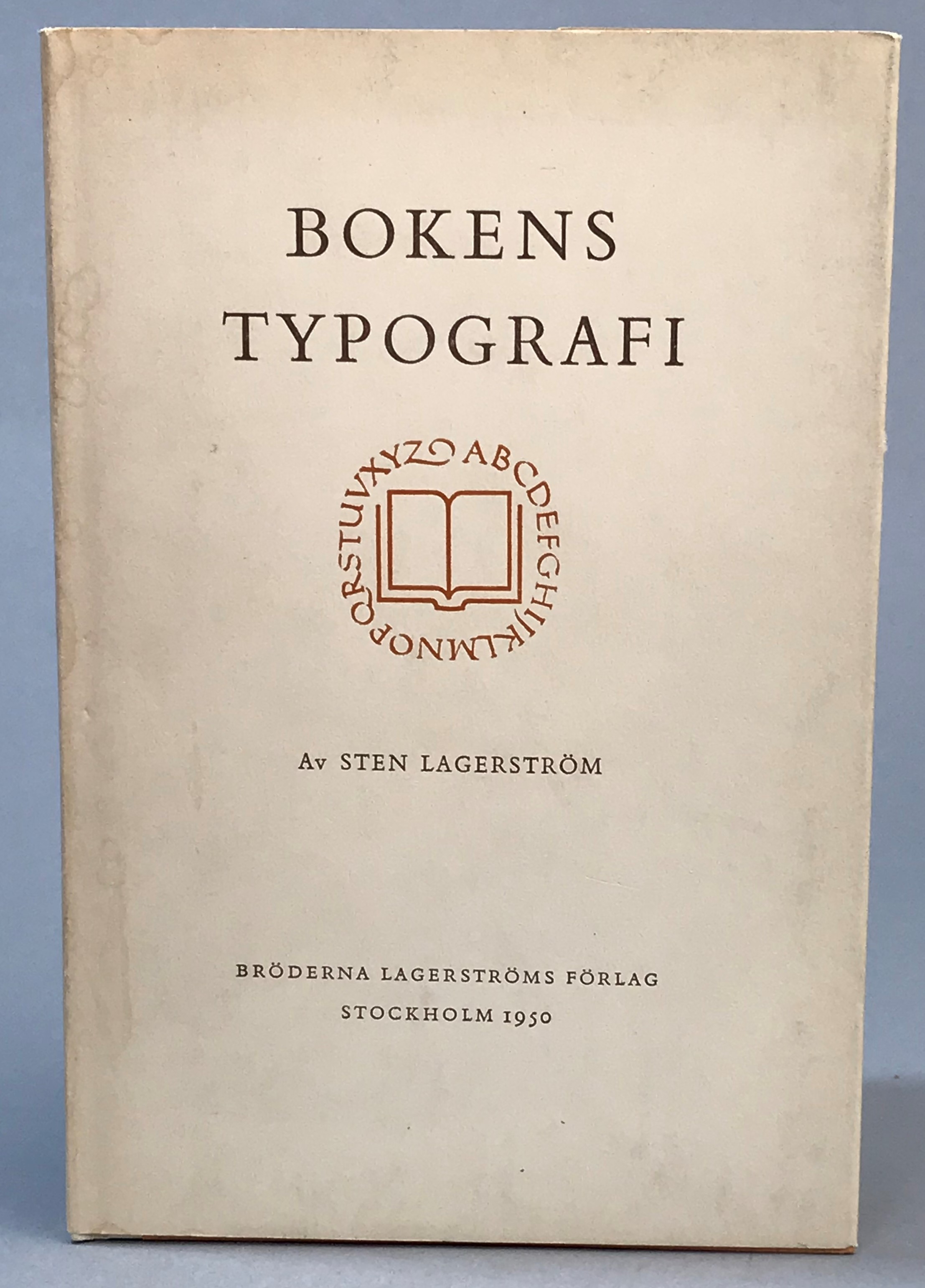 Bokens typografi. Försök till klarläggande anvisningar för bokens typografiska planering. [Utg. av] Bröderna Lagerströms Förlag.