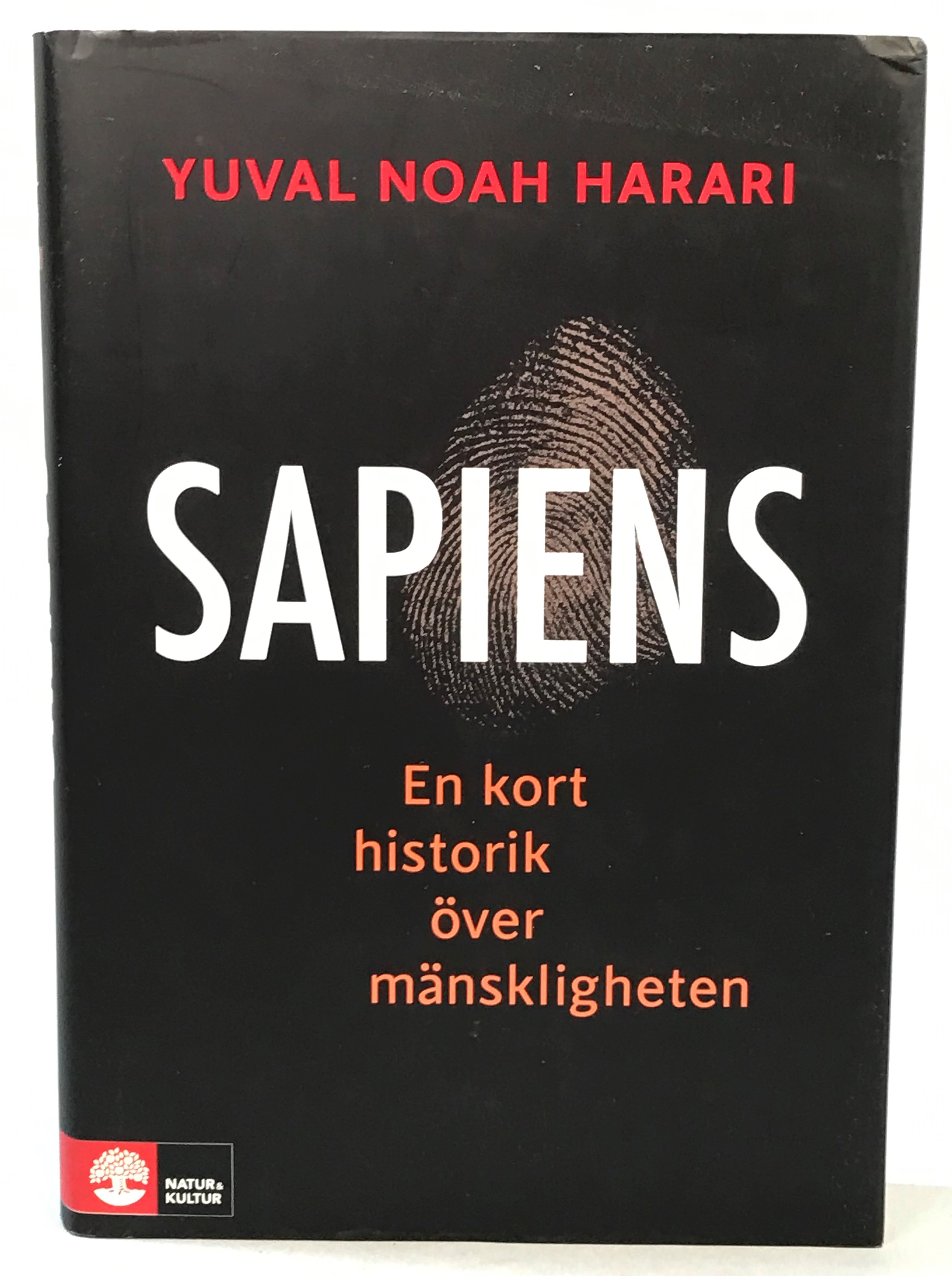 Sapiens. En kort historik över mänskligheten. Översättning [från den engelska utgåvan] Joachim Retzlaff. [Utg. av] Natur & Kultur.