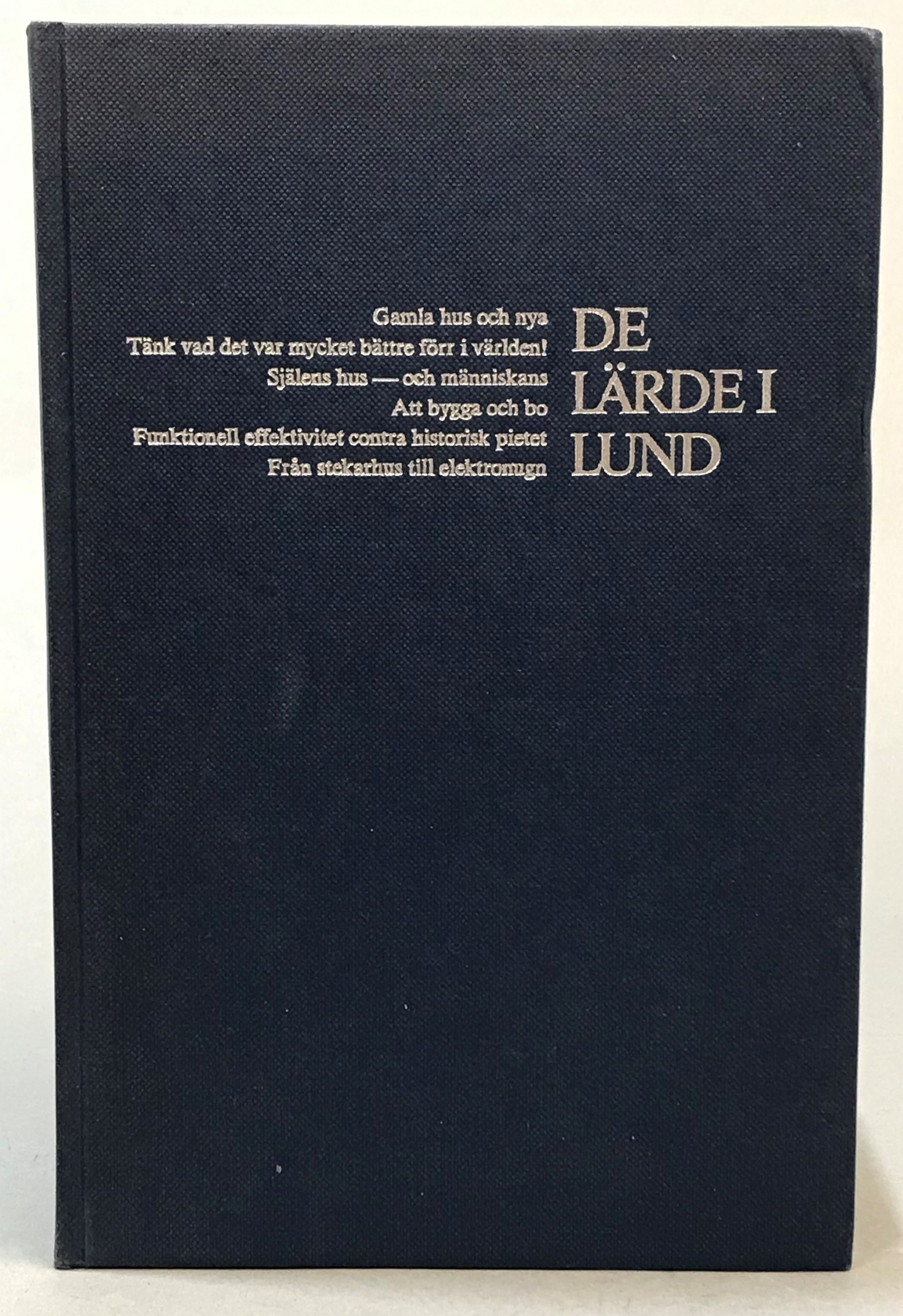 De lärde i Lund. Några synpunkter på byggande och boende. En bok utgiven av SIAB med anledning av företagets 25-årsjubileum.