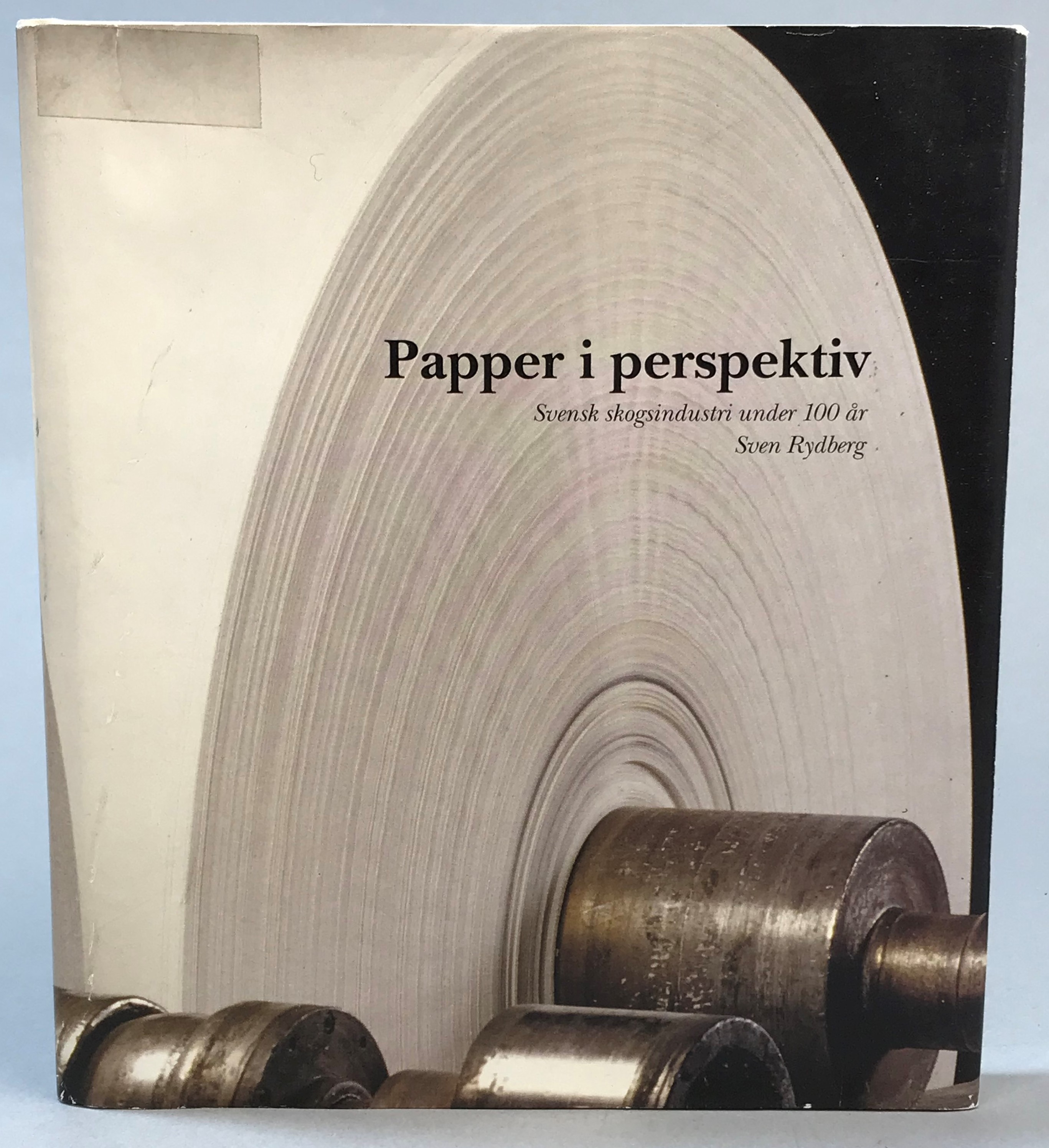 Papper i perspektiv. Massa- och pappersindustri i Sverige under hundra år. Utgiven av Skogsindustrierna i samarbete med Gidlunds förlag.