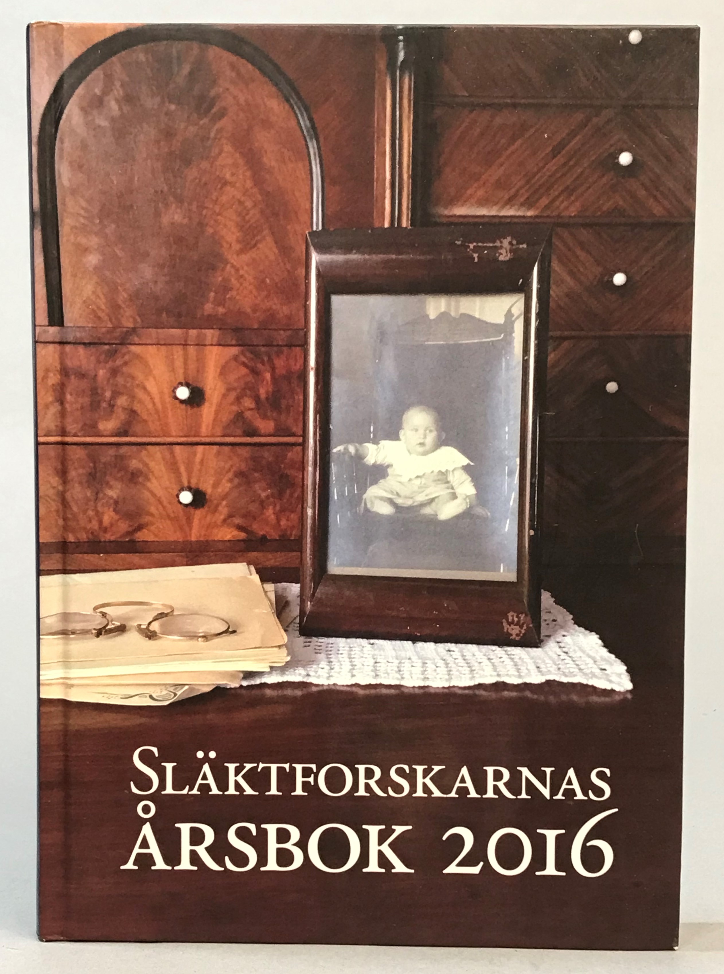 Släktforskarnas årsbok 2016. Utgiven av Sveriges Släktforskarförbund.
