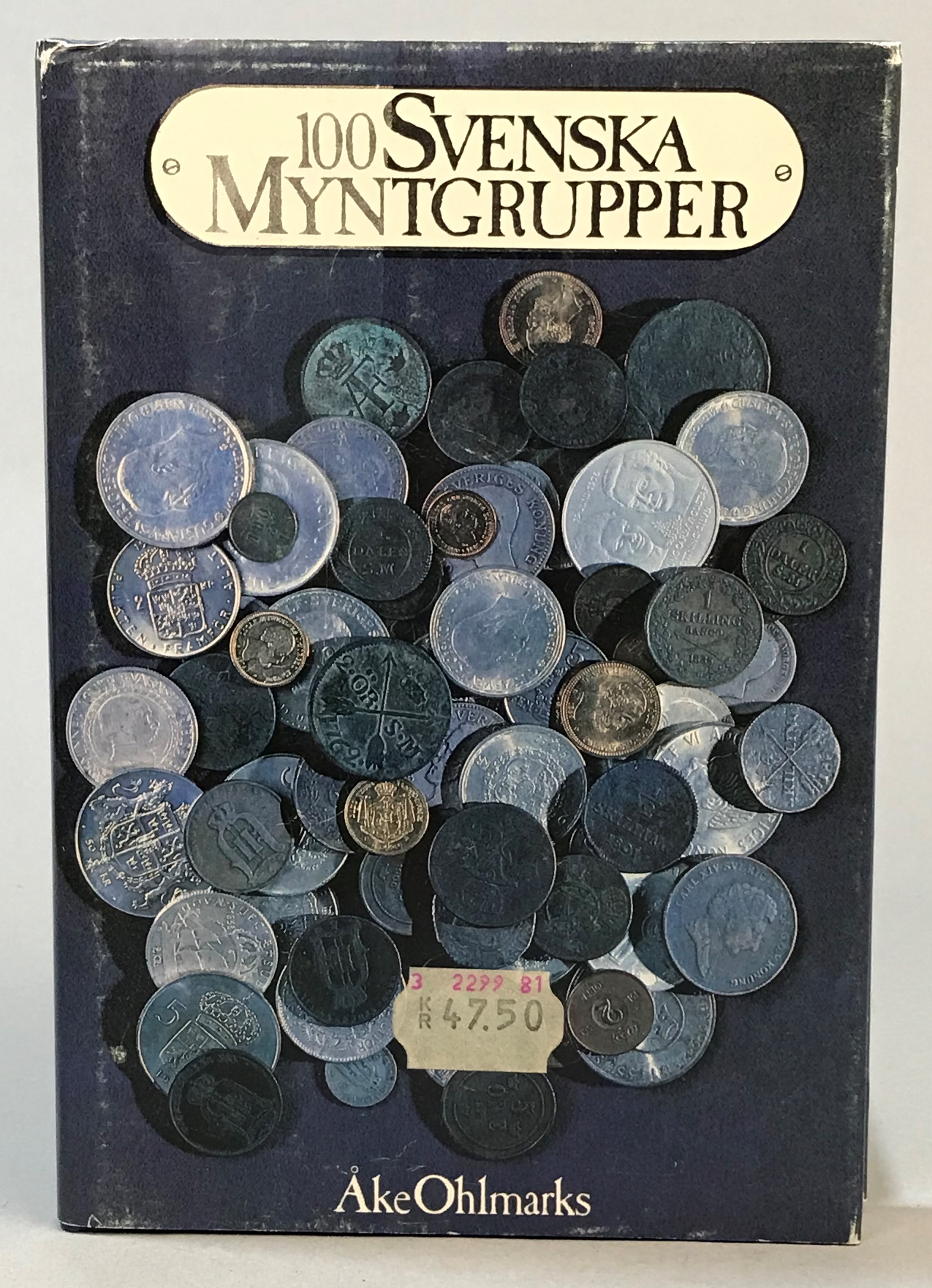 100 svenska myntgrupper på hundra uppslag och med ca 700 åt- och frånsidesbilder av mynt och skådemynt under tusen år sammanställda och kommenterade av Åke Ohlmarks. [Utg. av] Bokförlaget Plus.