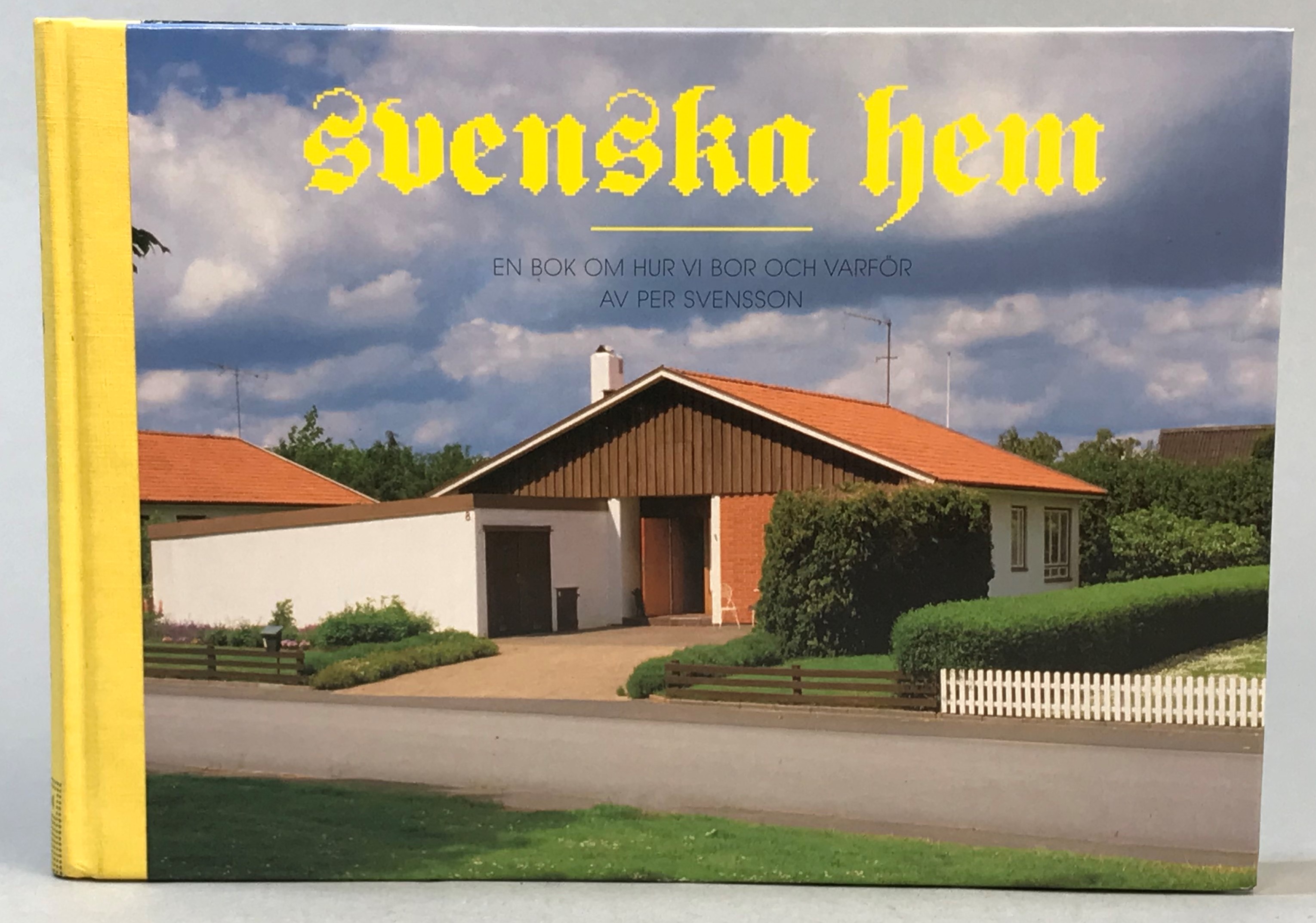 Svenska hem. En bok om hur vi bor och varför. [Utg. av] Bonnier Fakta.