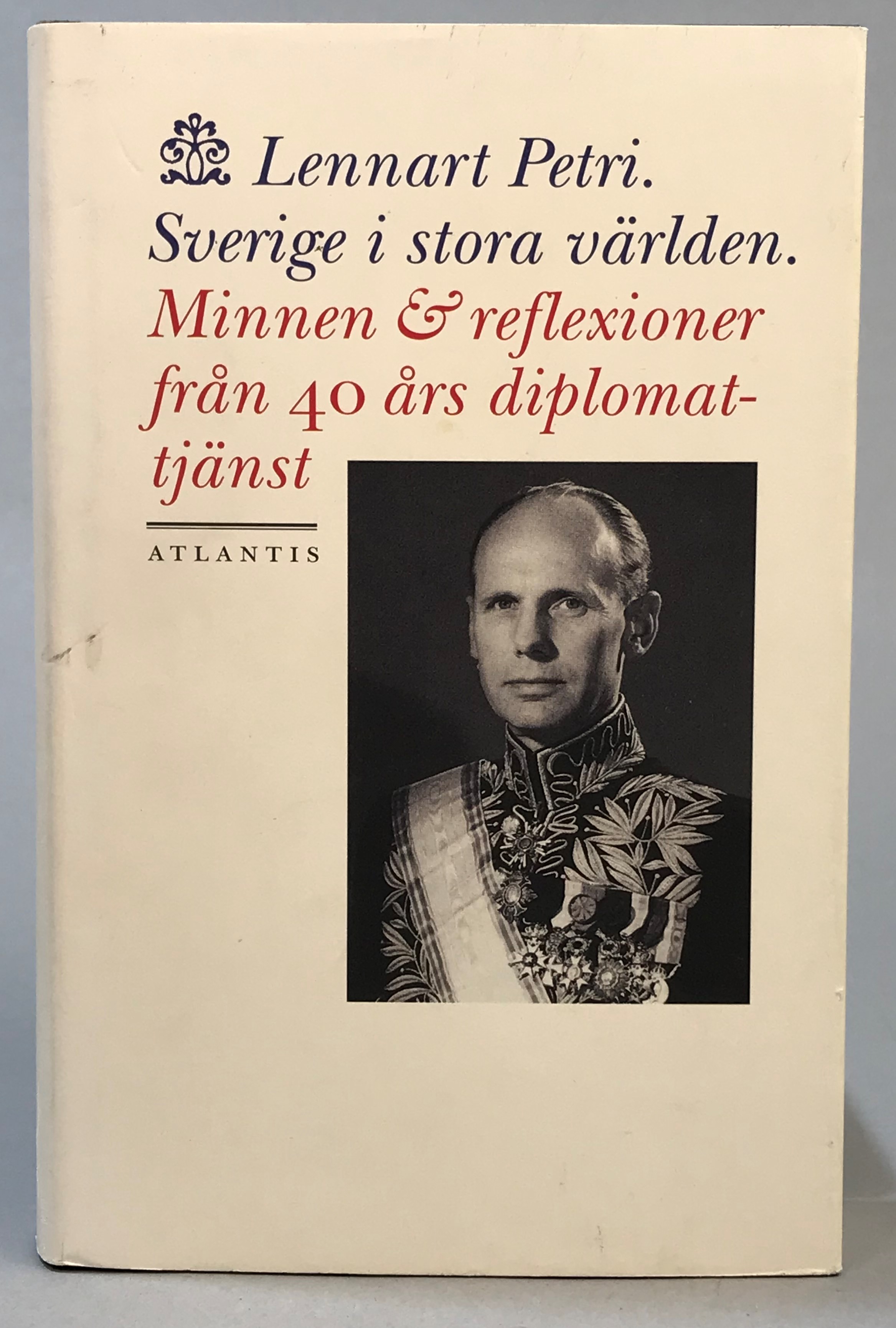 Sverige i stora världen. Minnen och reflexioner från 40 års diplomattjänst. Förord av Lars Bergquist. [Utg. av] Atlantis.