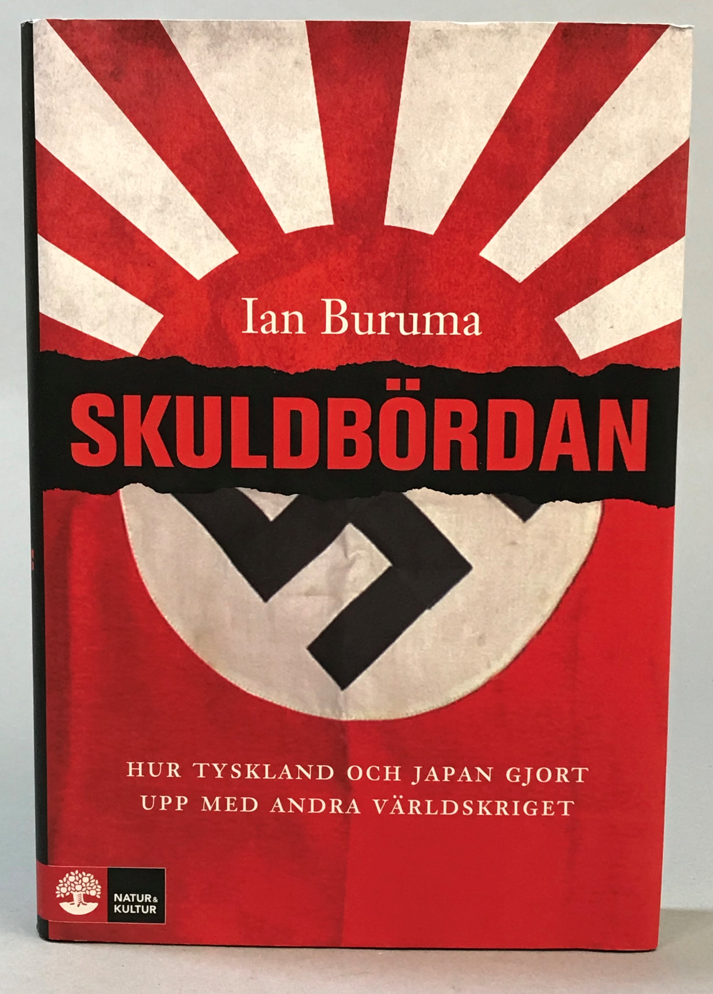 Skuldbördan. Hur Tyskland och Japan gjort upp med andra världskriget. Översättning av Emeli André. [Utg. av] Natur & Kultur.
