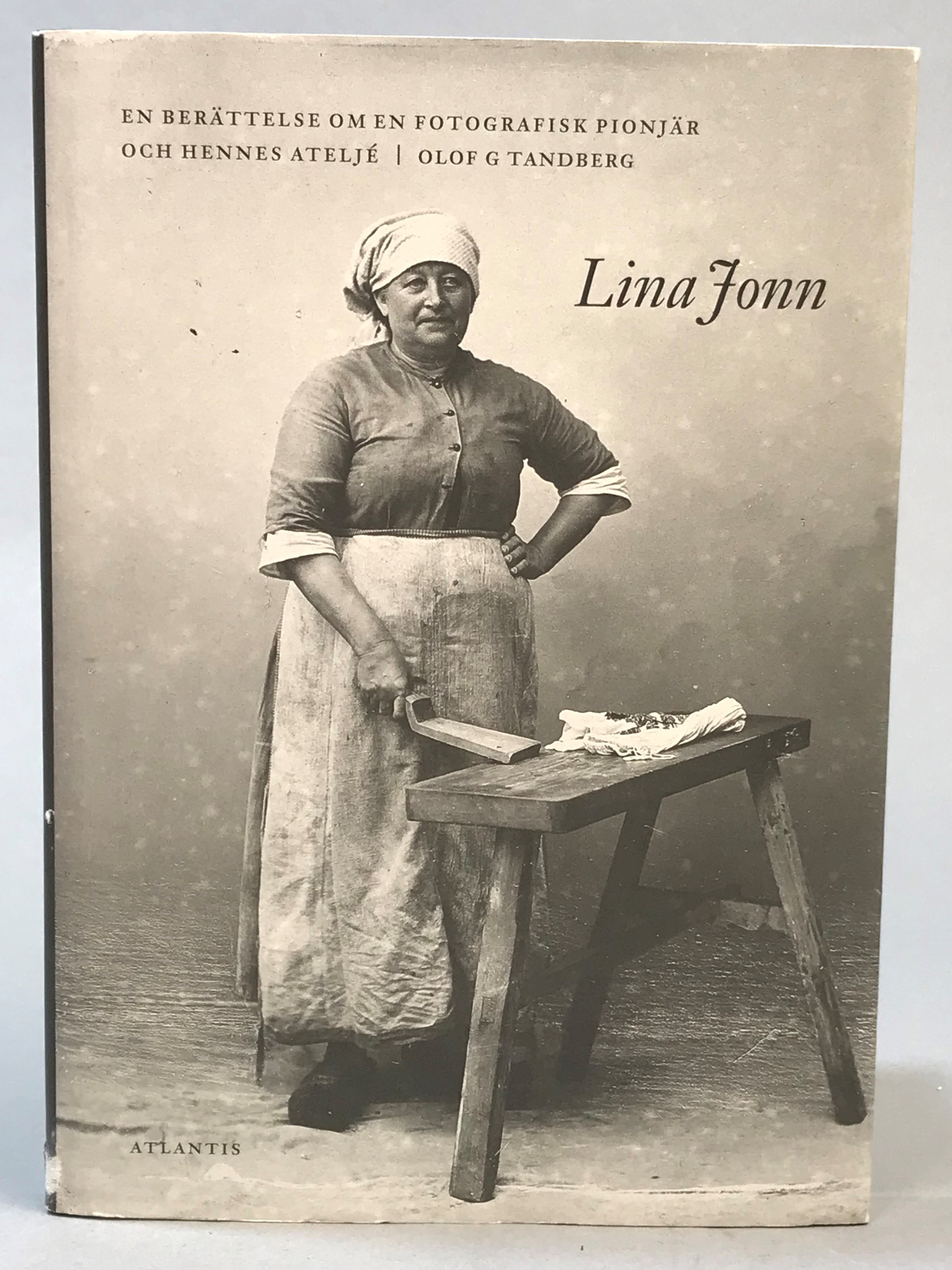 Lina Jonn. En berättelse om en fotografisk pionjär och hennes ateljé. [Utg. av] Atlantis.