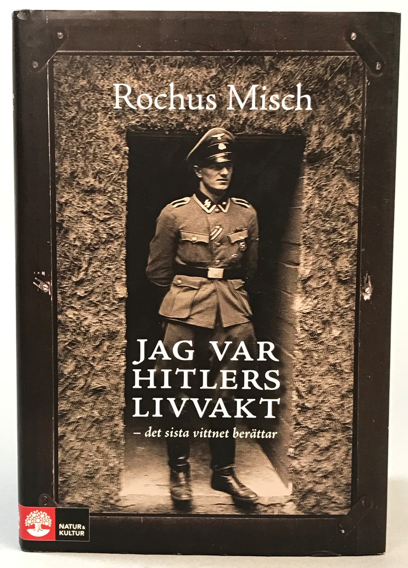Jag var Hitlers livvakt - det sista vittnet berättar. Översättning: Per Nyqvist. [Utg. av] Natur & Kultur.