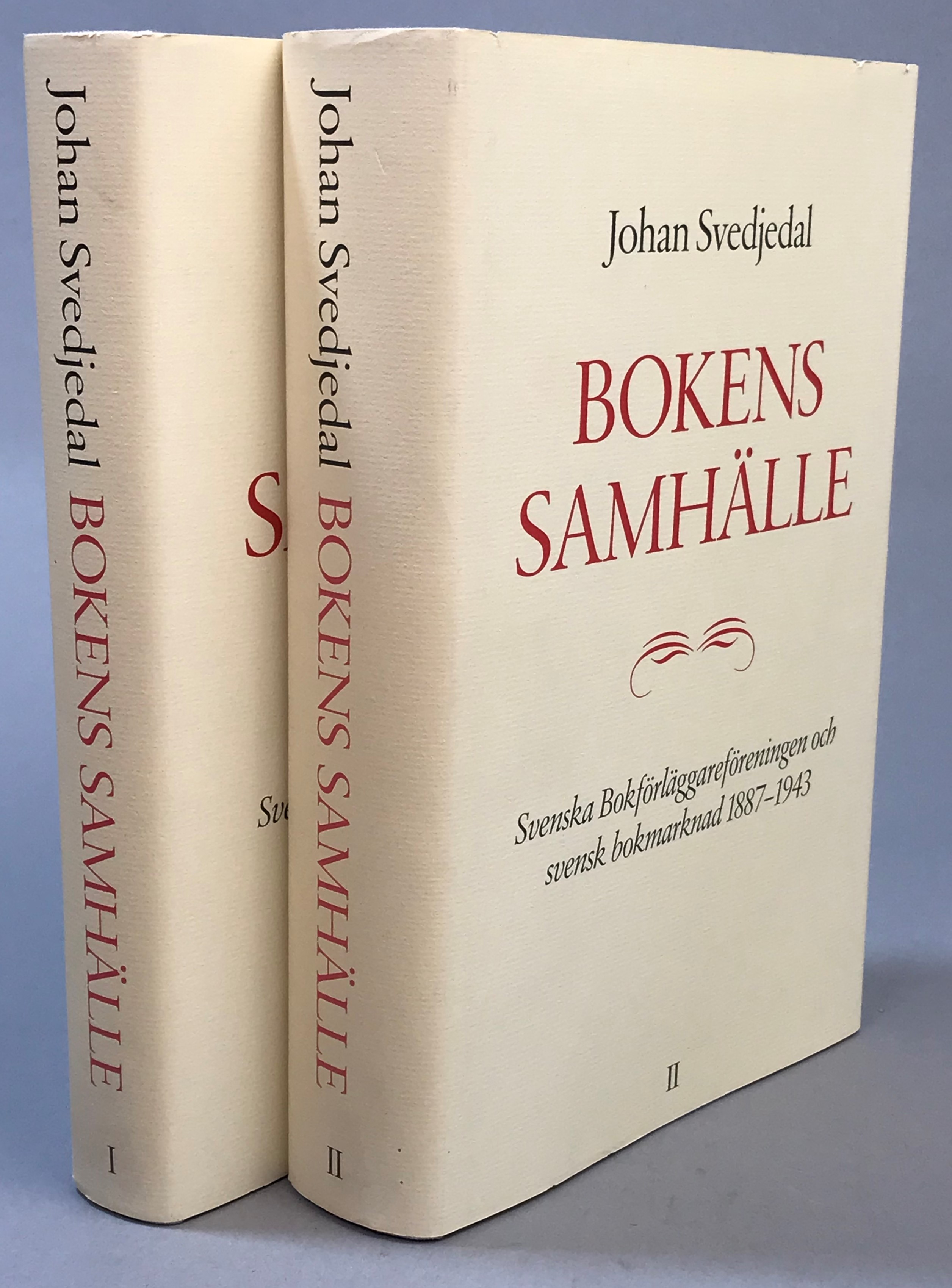 bokförläggareföreningen och svensk bokmarknad 1887-1943. Volym I-II. [Utg. av] Svenska Bokförläggareföreningen.