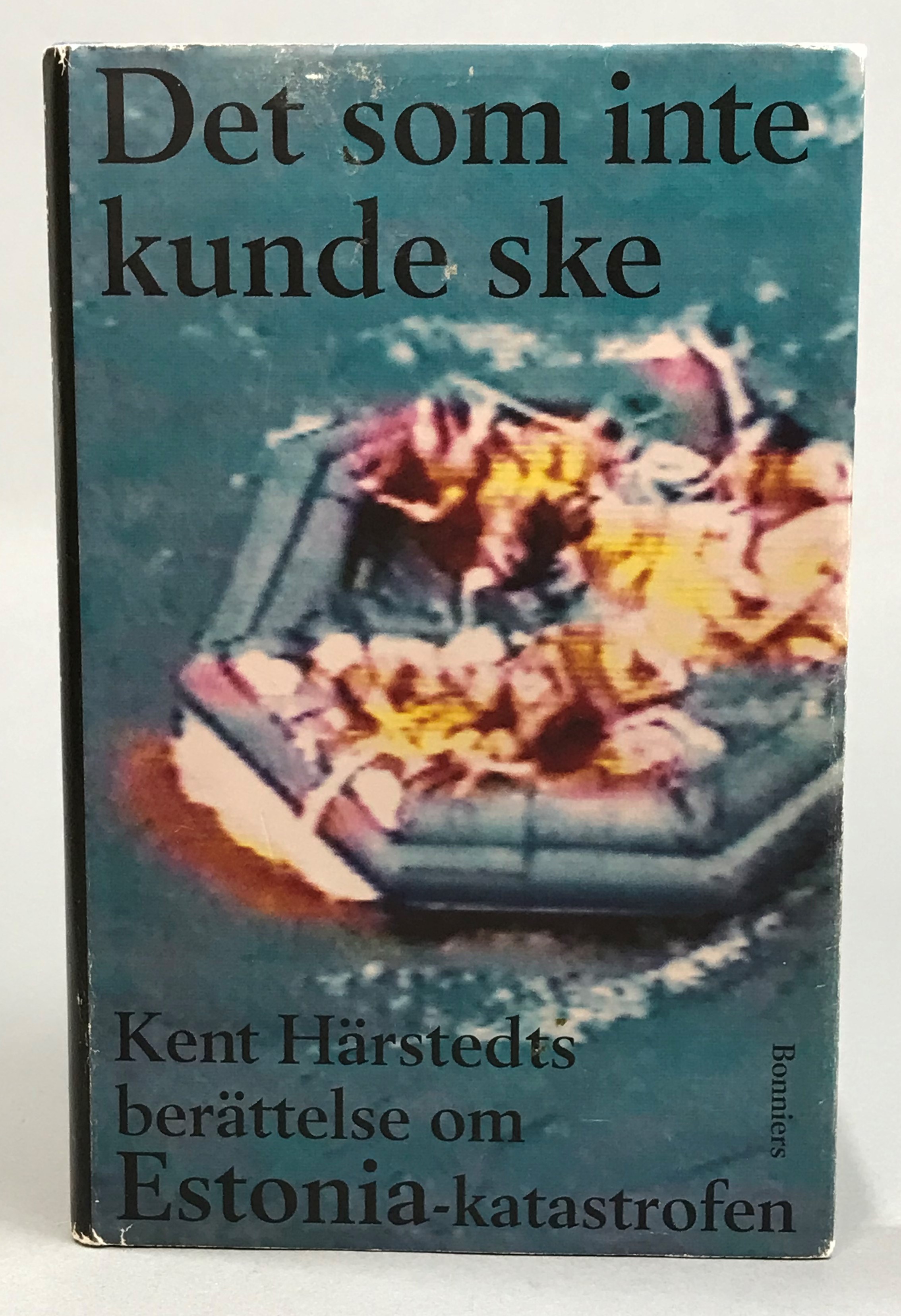 Det som inte kunde ske. Kent Härstedts berättelse om Estoniakatastrofen. Redigerad av Erik Sidenbladh. [Utg. av] Albert Bonniers Förlag.
