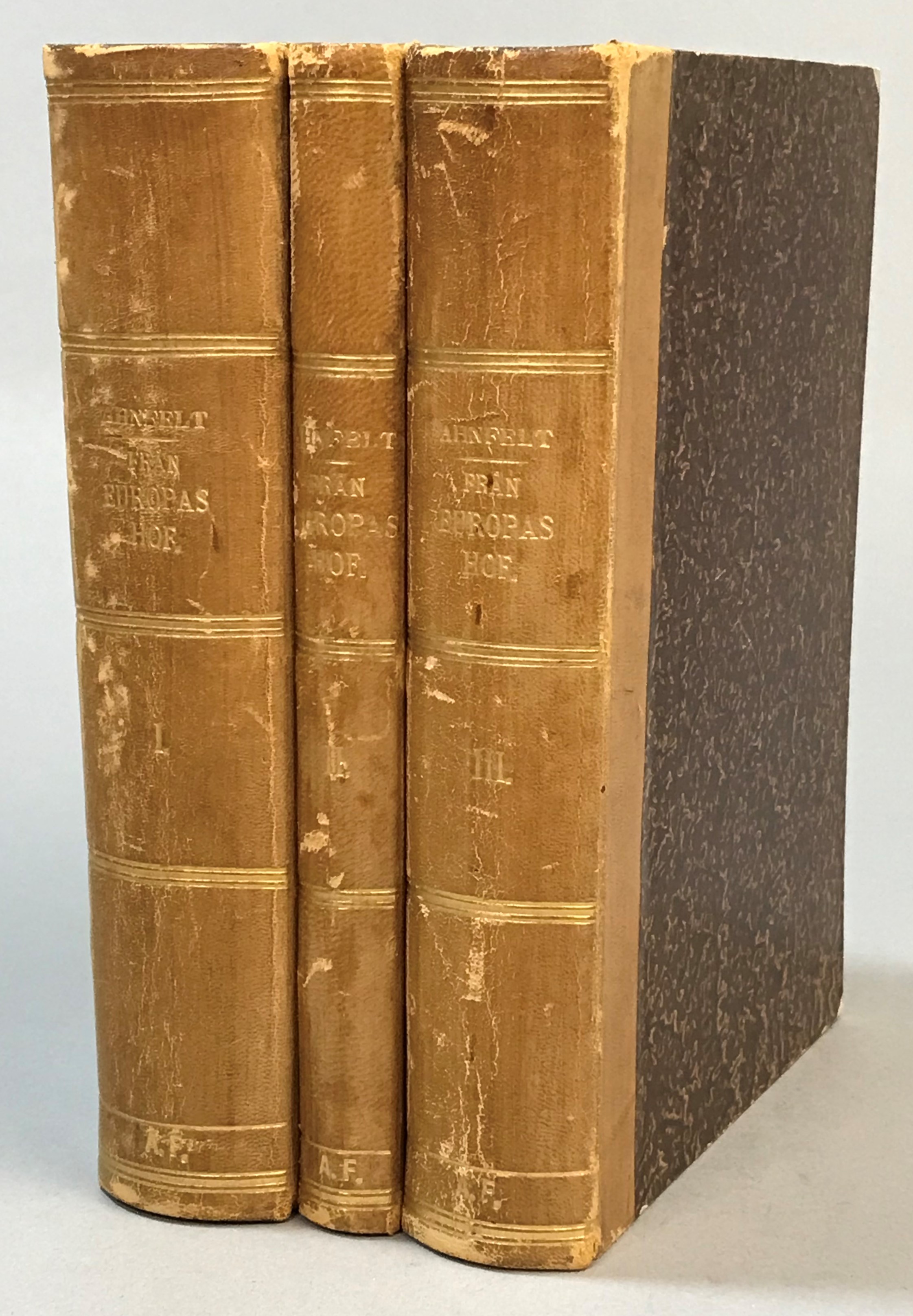 Från Europas hof, dess furstehus och aristokrati. Skildringar hemtade i nya specialverk samt svenska och utländska arkiv. I-III. [Utg. av] Oscar L. Lamms förlag.