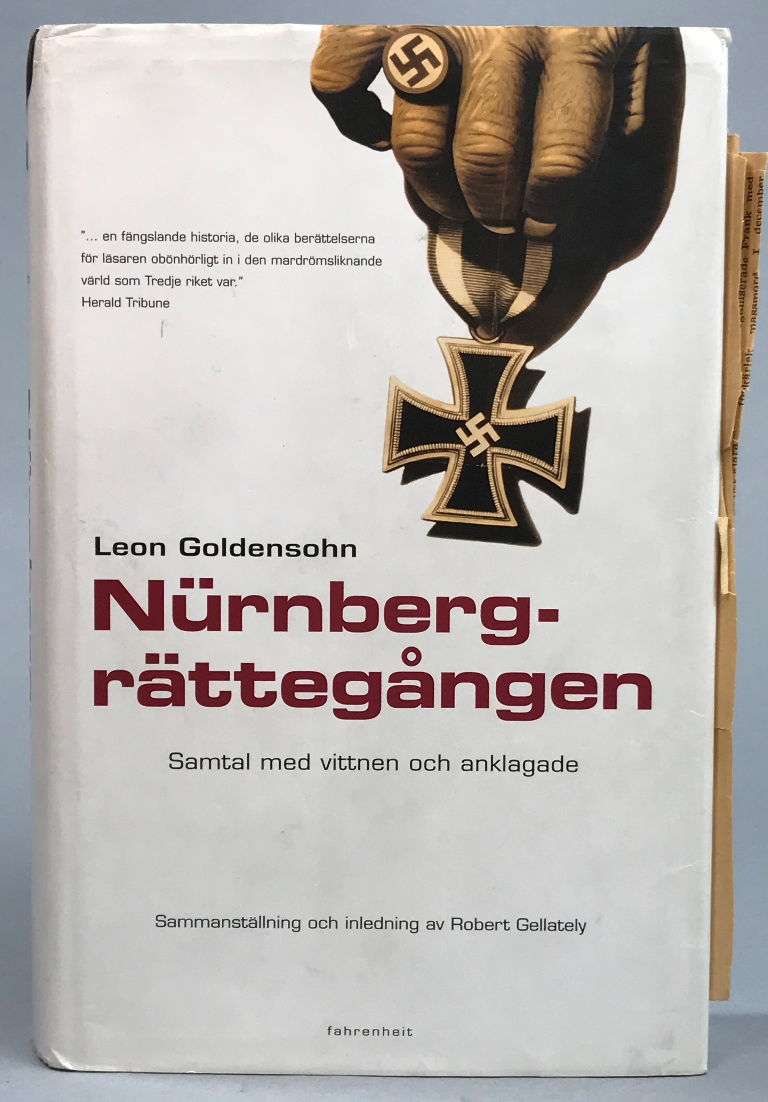 Nürnbergrättegången. Samtal med vittnen och anklagade. Sammanställning och inledning av Robert Gellately. Översättning Katrin Ahlström Koch. [Utg. av] Fahrenheit.