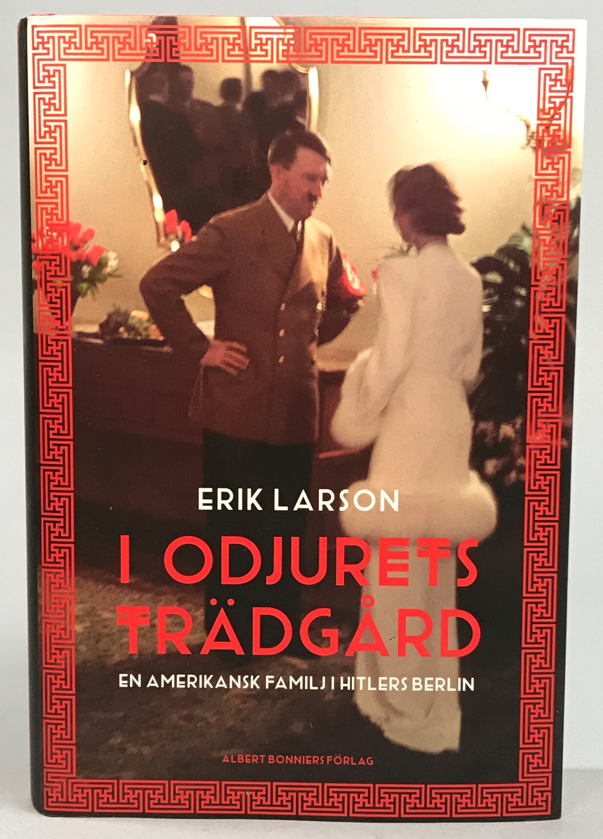 I odjurets trädgård. En amerikansk familj i Hitlers Berlin. Översättning Margareta Eklöf. [Utg. av] Albert Bonniers Förlag.