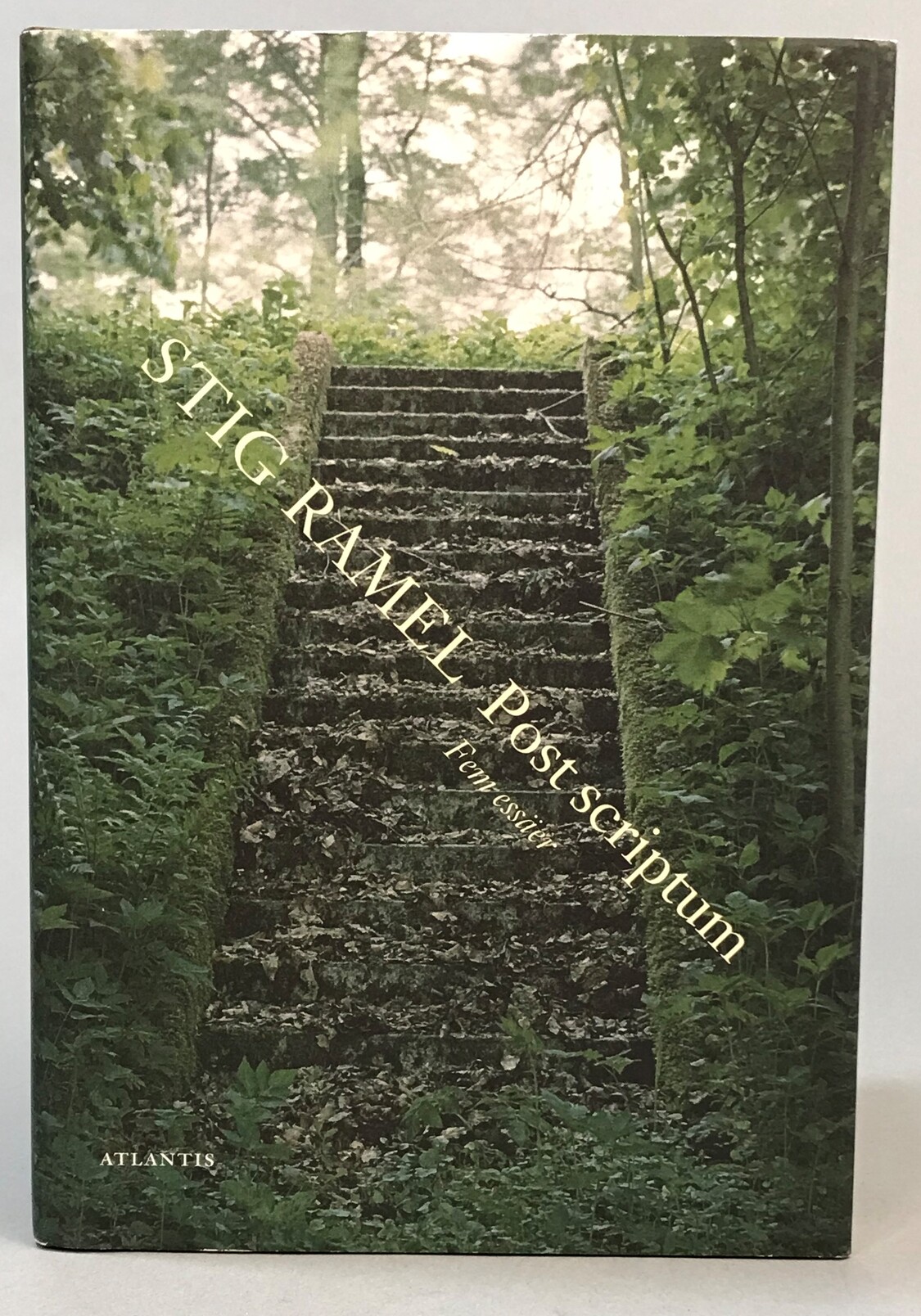 Post scriptum. Fem essäer. [Utg. av] Atlantis.