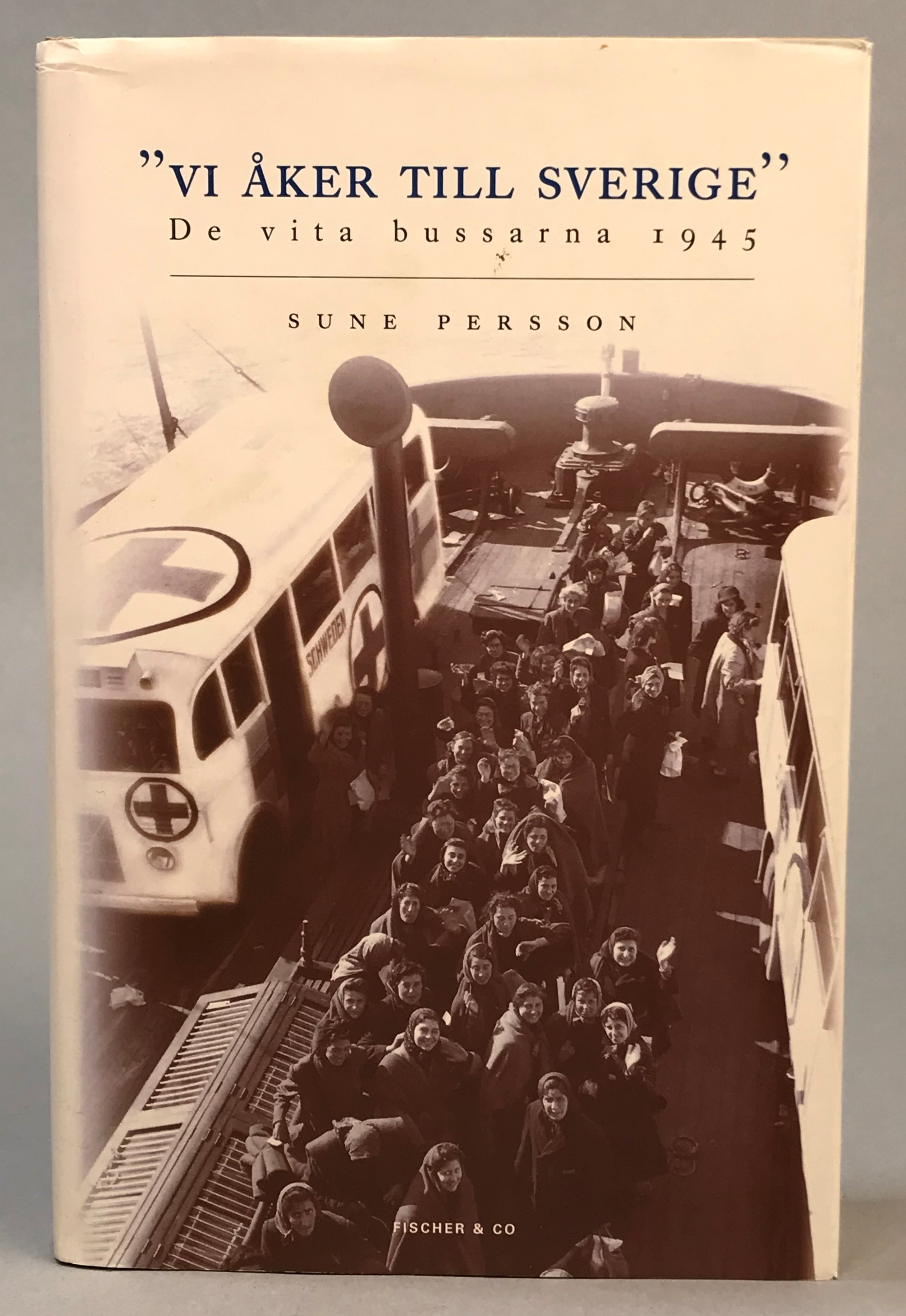 ‘Vi åker till Sverige’. De vita bussarna 1945. [Utg. av] Fischer & Co.