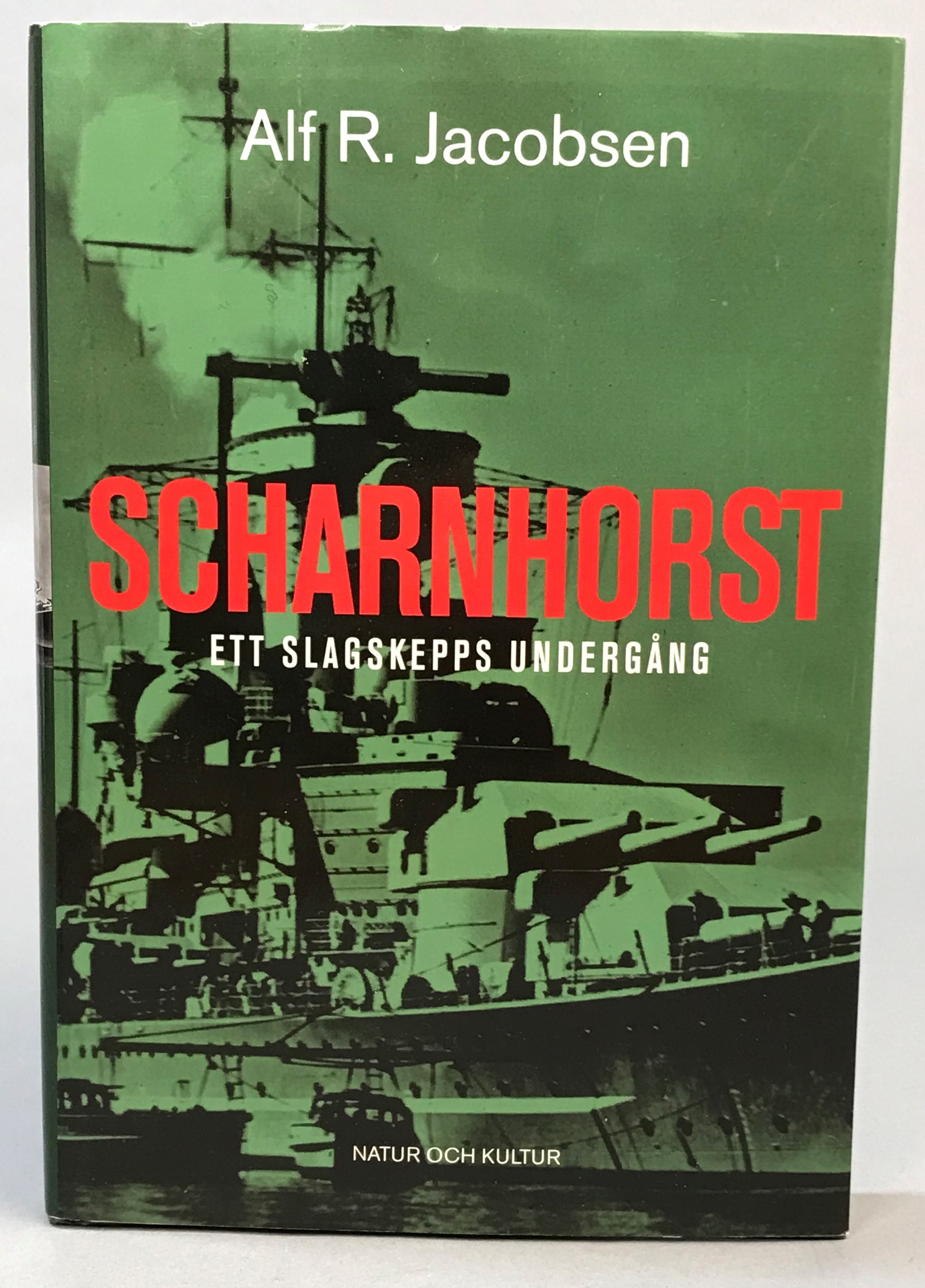 Scharnhorst. Ett slagskepps undergång. Översättning av Lennart Forsman. [Utg. av] Natur och Kultur.