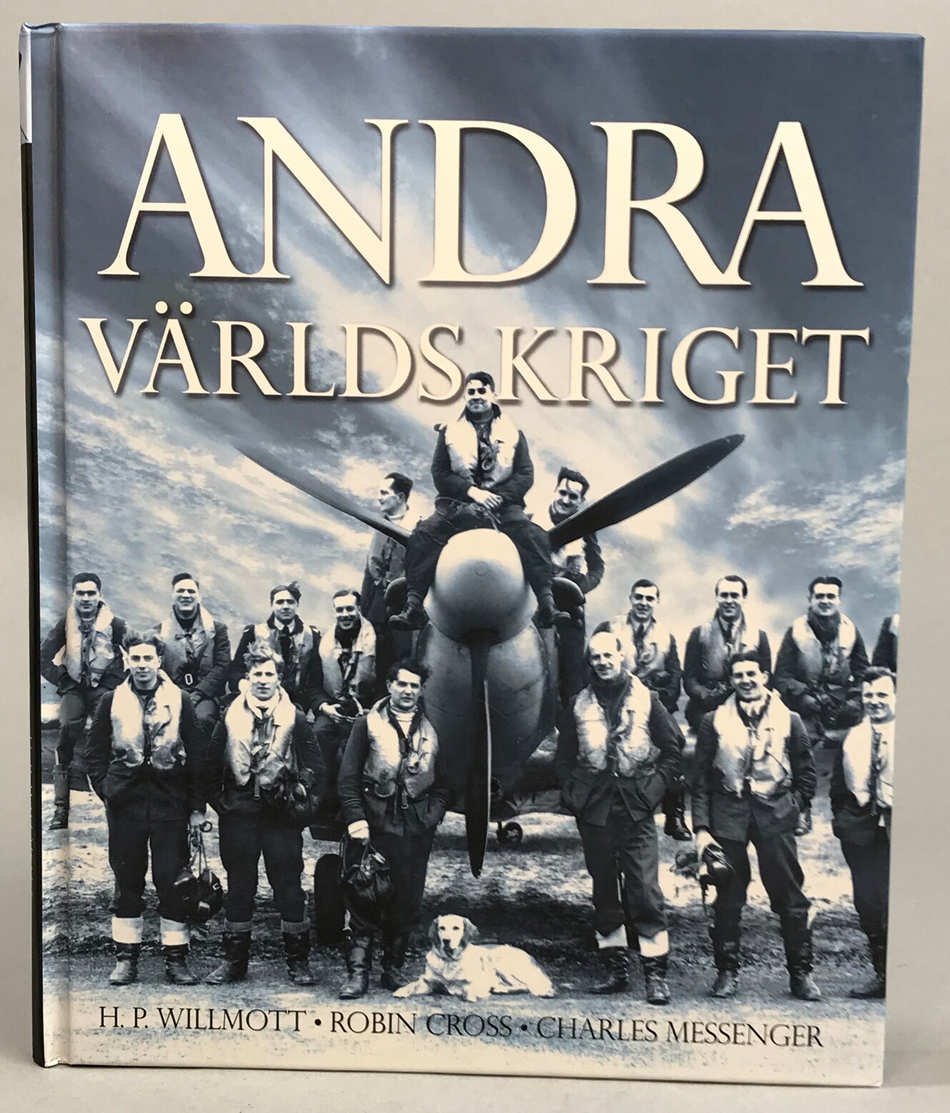 Andra världskriget. Inledning av Richard Overy. Översättning av Hans Dahlberg. Med bidrag av Michael Barrett, Mark Grandstaff, Michael Paul, David Welch. [Utg. av] Bonnier Fakta.