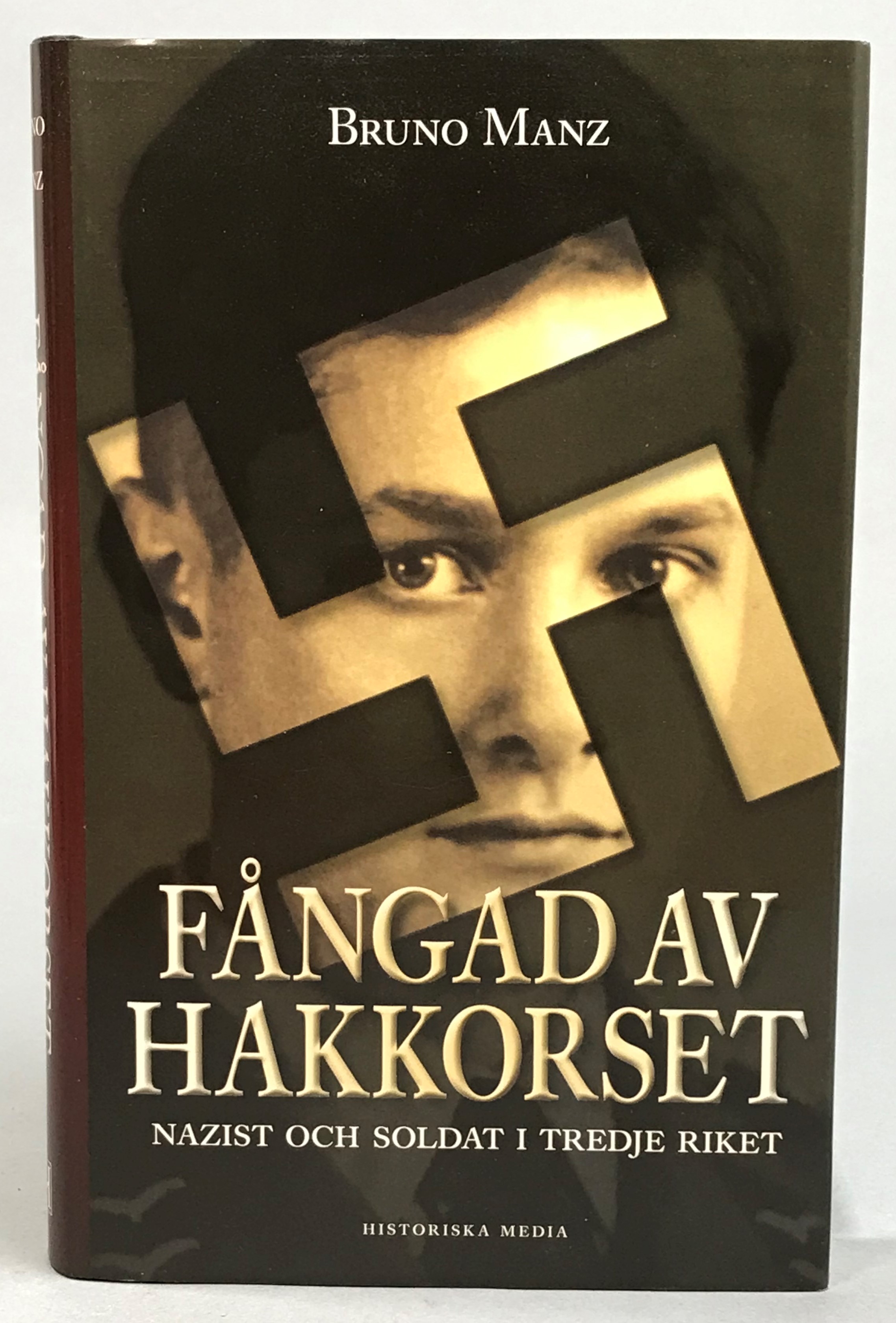 Fångad av hakkorset. Nazist och soldat i Tredje riket. Översättning Ulf Gyllenhak. [Utg. av] Historiska Media.