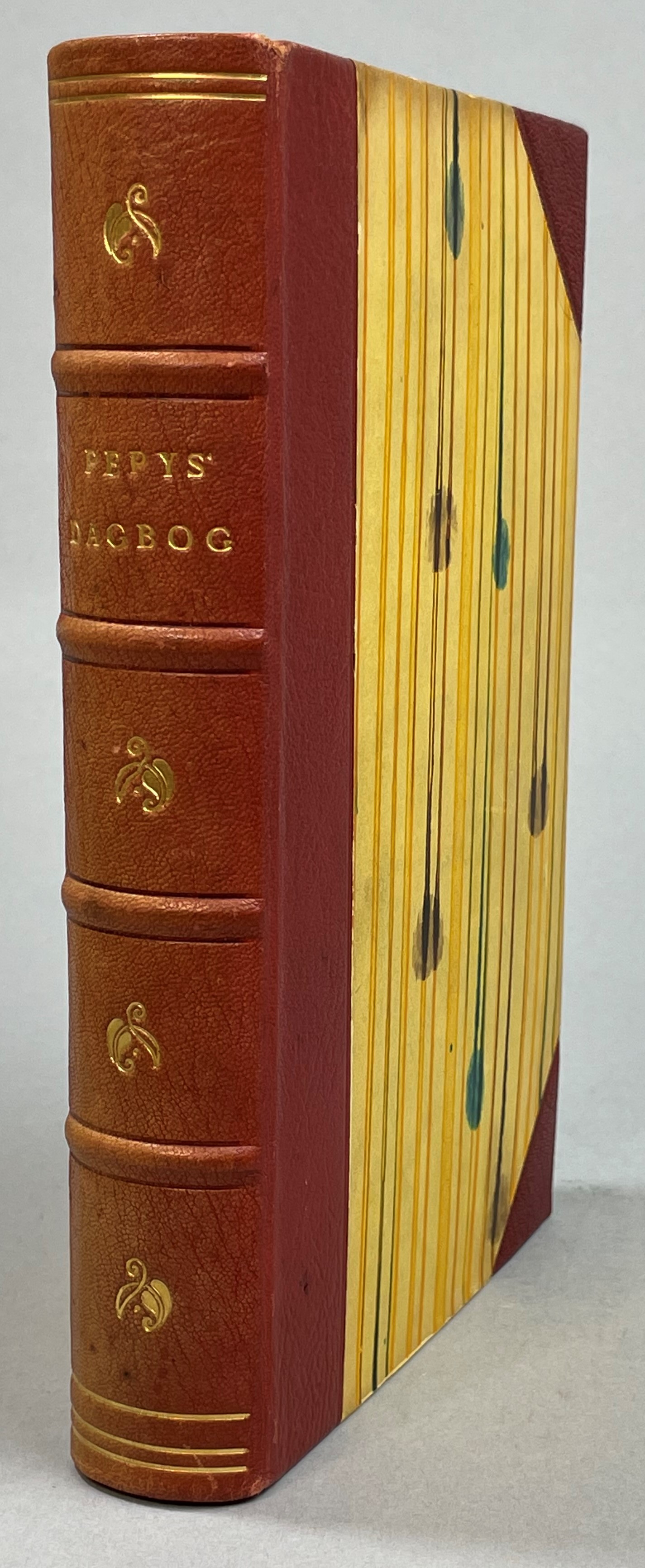 Samuel Pepys 1633-1703 sekretær i Admiralitetet under Karl II og Jacob II af England dagbok. Uddrag og oversættelse efter Mynors Bright’s dechifrering af originalmanuskriptet i Magdalen College, Cambridge, ved Johanne Kastor Hansen. Fjerde udgave.