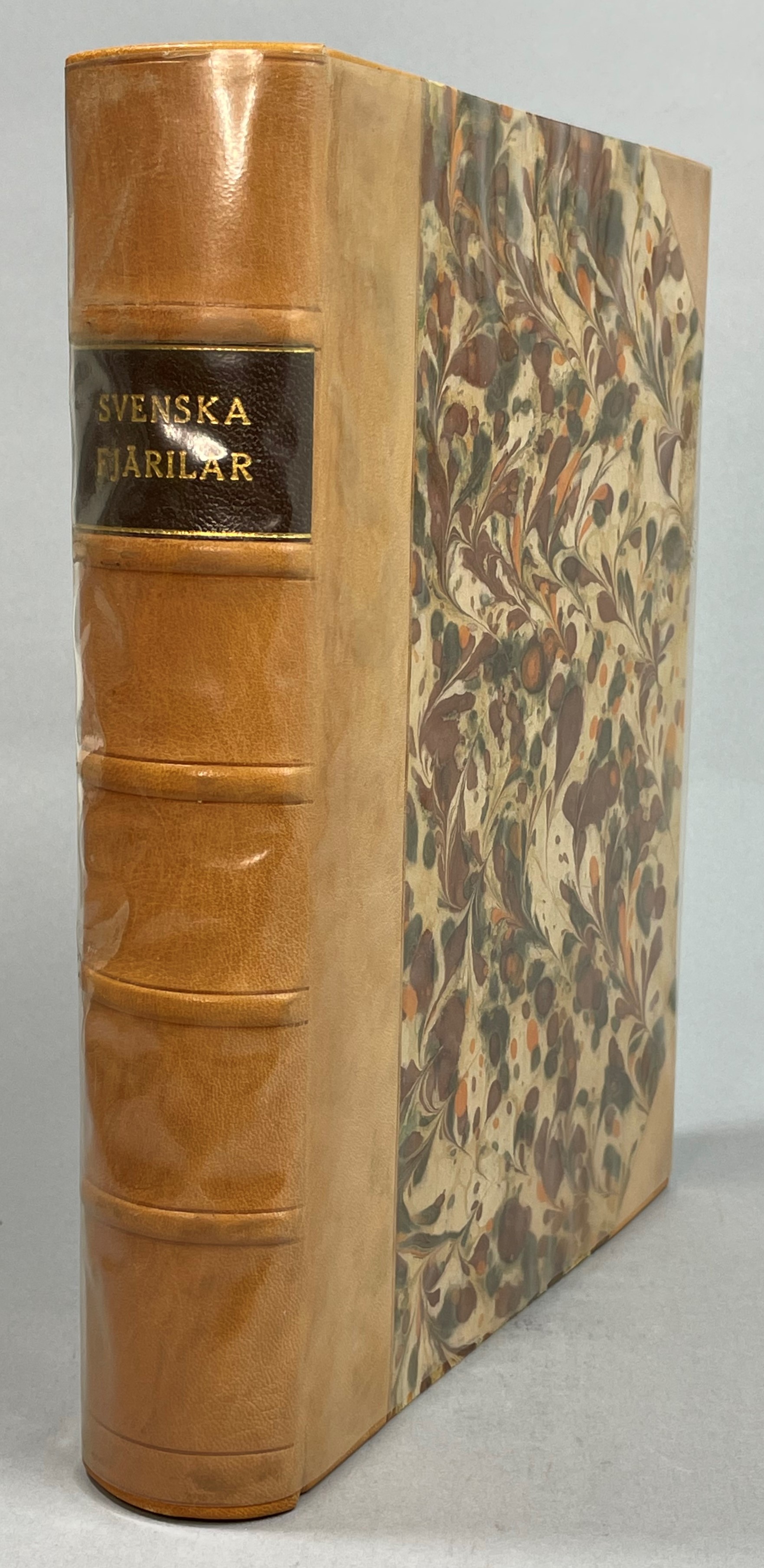 Svenska fjärilar. Systematisk bearbetning av Sveriges storfjärilar. Macrolepidoptera. I samarbete med och under redaktion av Albert Tullgren. 50 planscher efter originalmålningar av David Ljungdahl. 435 bilder och 12 kartor i texten. [Utg. av] Nordisk Familjeboks Förlags Aktiebolag.