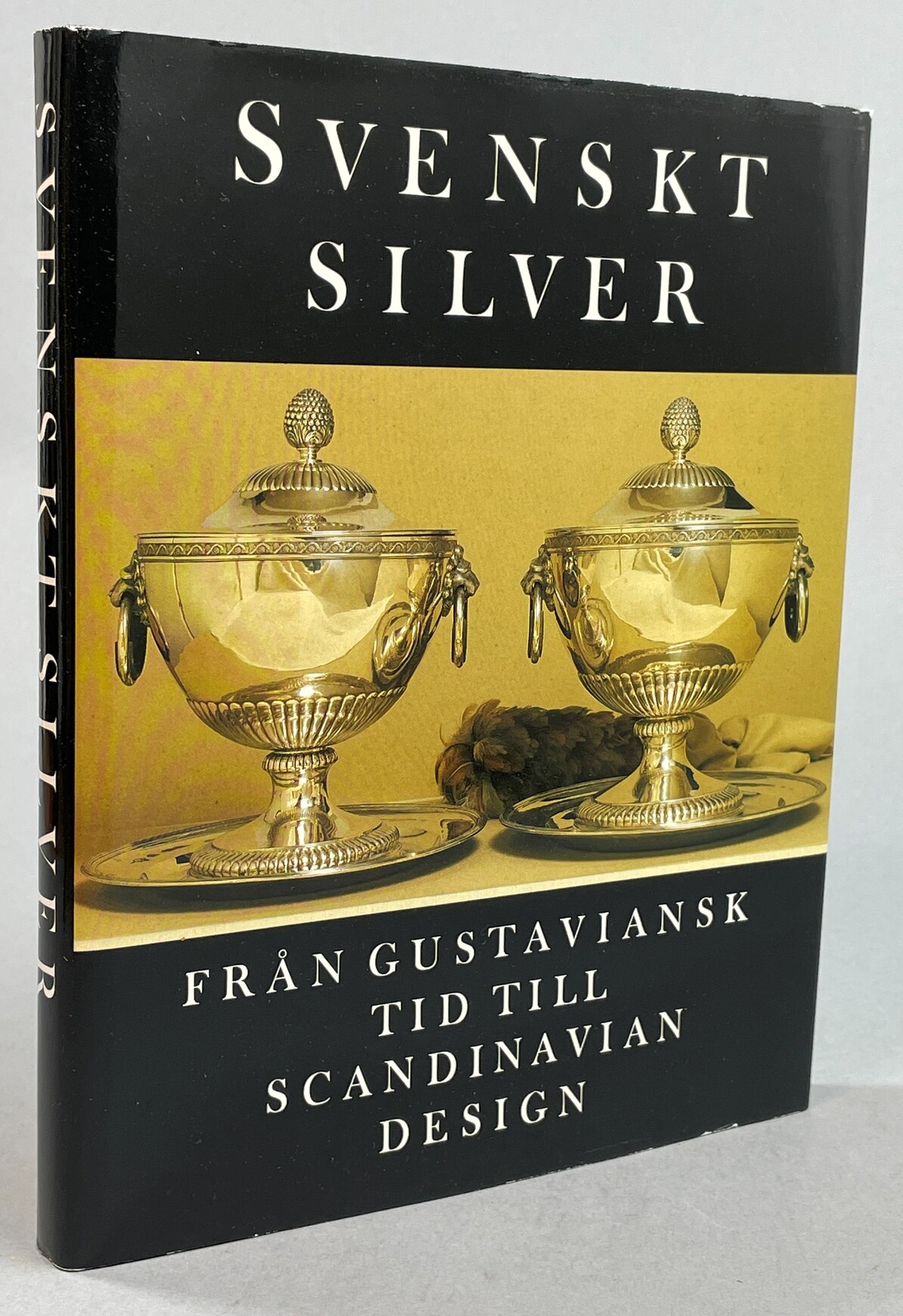 Svenskt silver. Från gustaviansk tid till Scandinavian design. En konstbok från Nationalmuseum. [Utg. av] Rabén & Sjögren.
