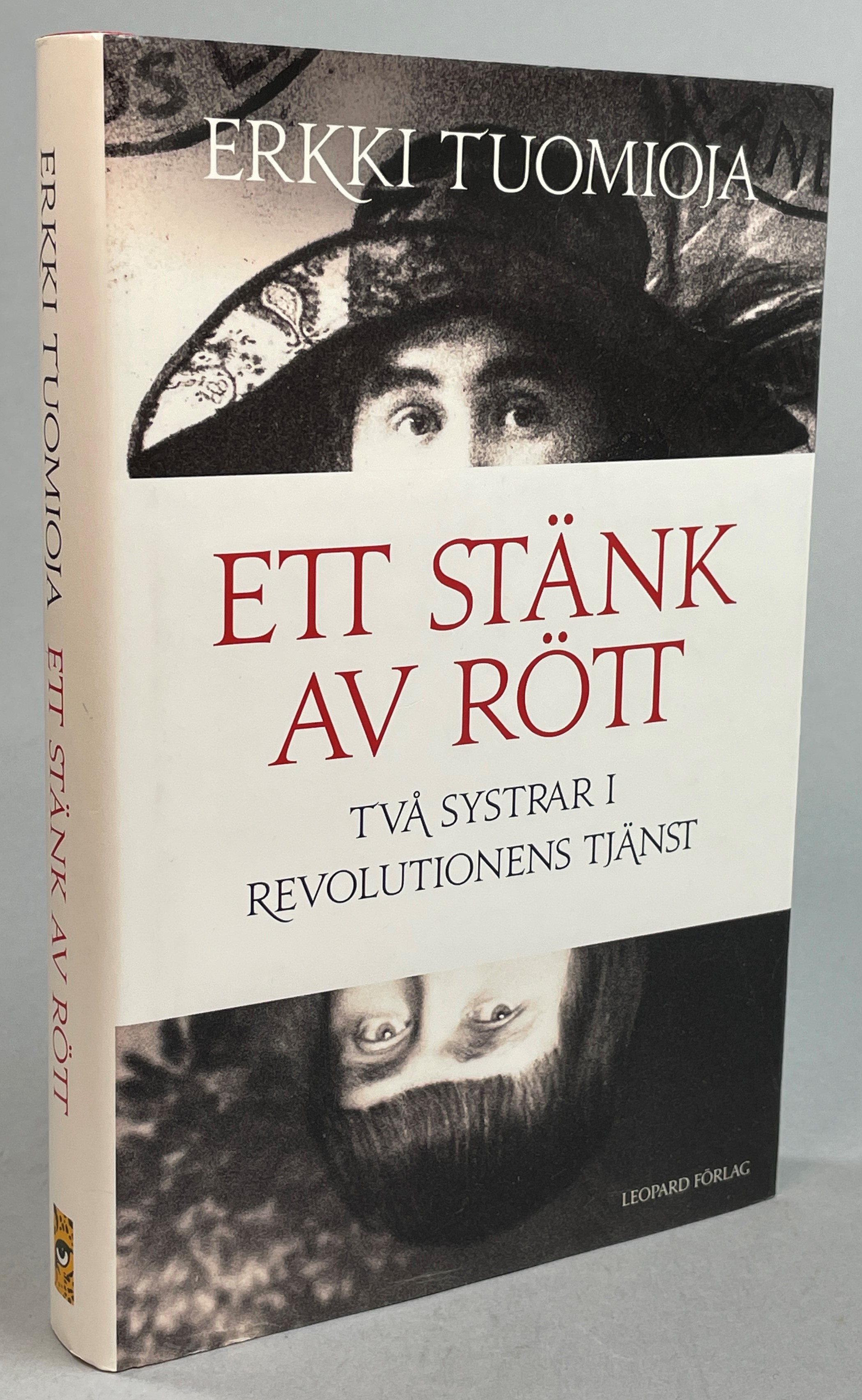 Ett stänk av rött. Två systrar i revolutionens tjänst. Översättning från det engelska originalet av Margareta Eklöf. [Utg. av] Leopard Förlag.