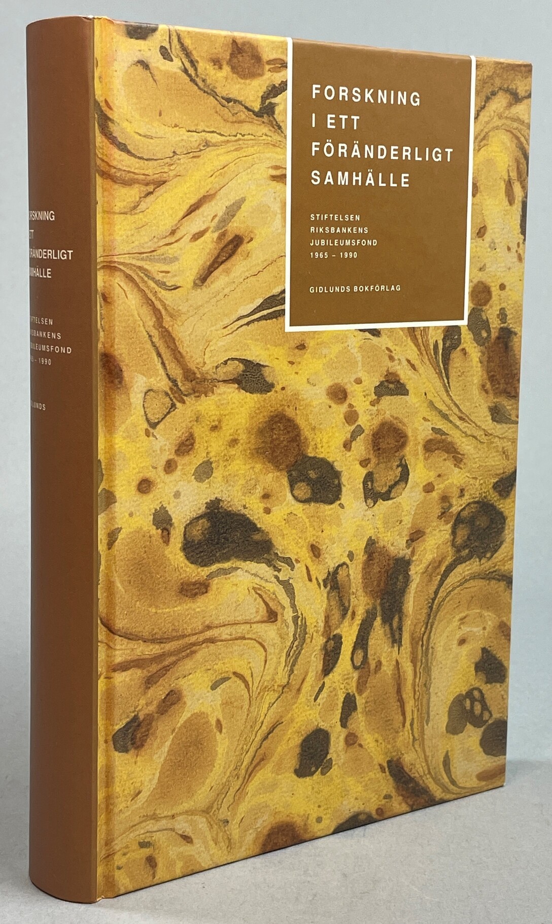 Forskning i ett föränderligt samhälle. Stiftelsen Riksbankens jubileumsfond 1965-1990. [Utg. av] Gidlunds bokförlag.