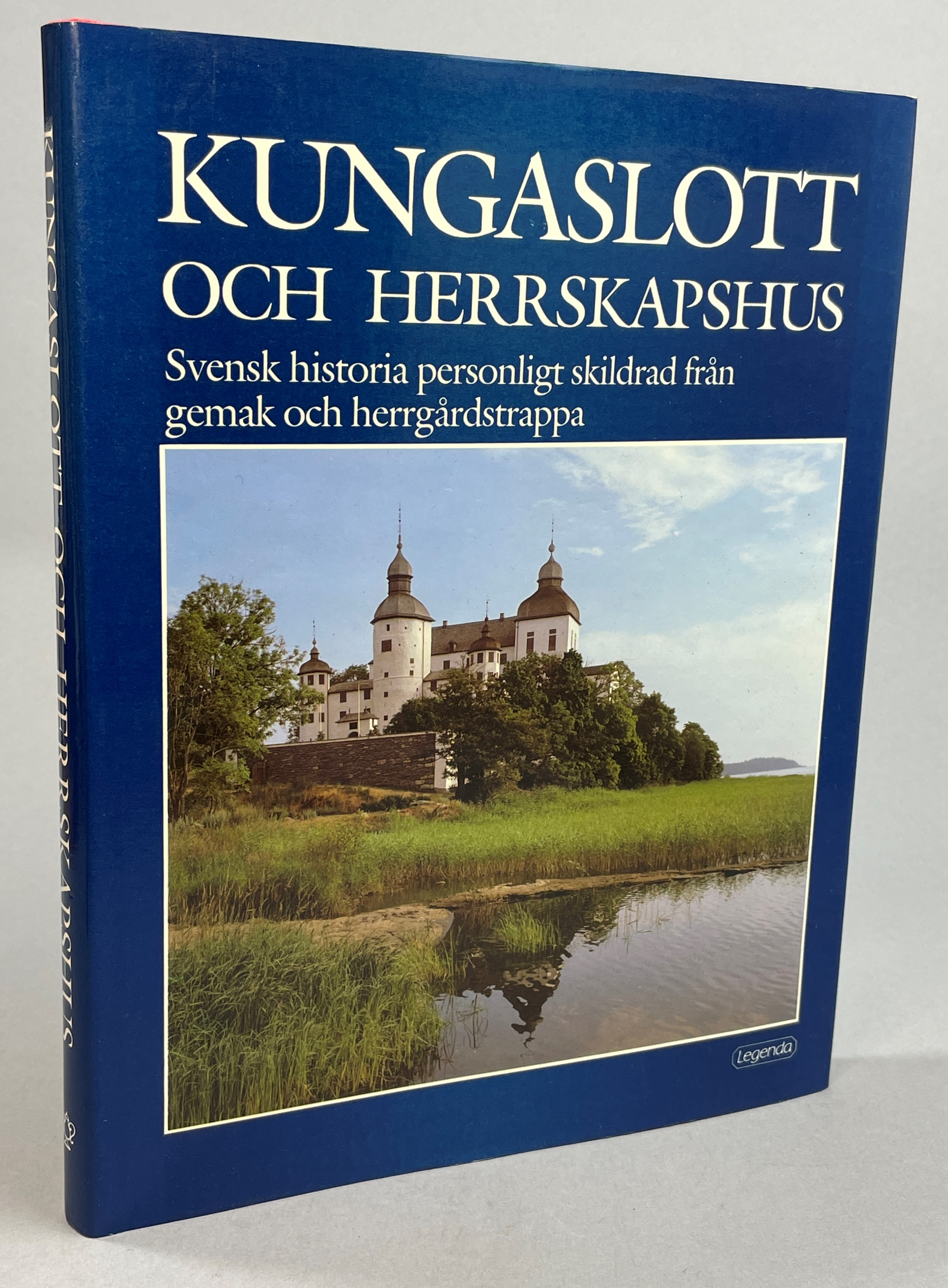 Kungaslott och herrskapshus. Svensk historia personligt skildrad från gemak och herrgårdstrappa. Företal Alf Åberg. Inledning och översättning Ralph Edenheim. Fotografier Nicolas Sapieha, Francesco Venturi. [Utg. av] Legenda.