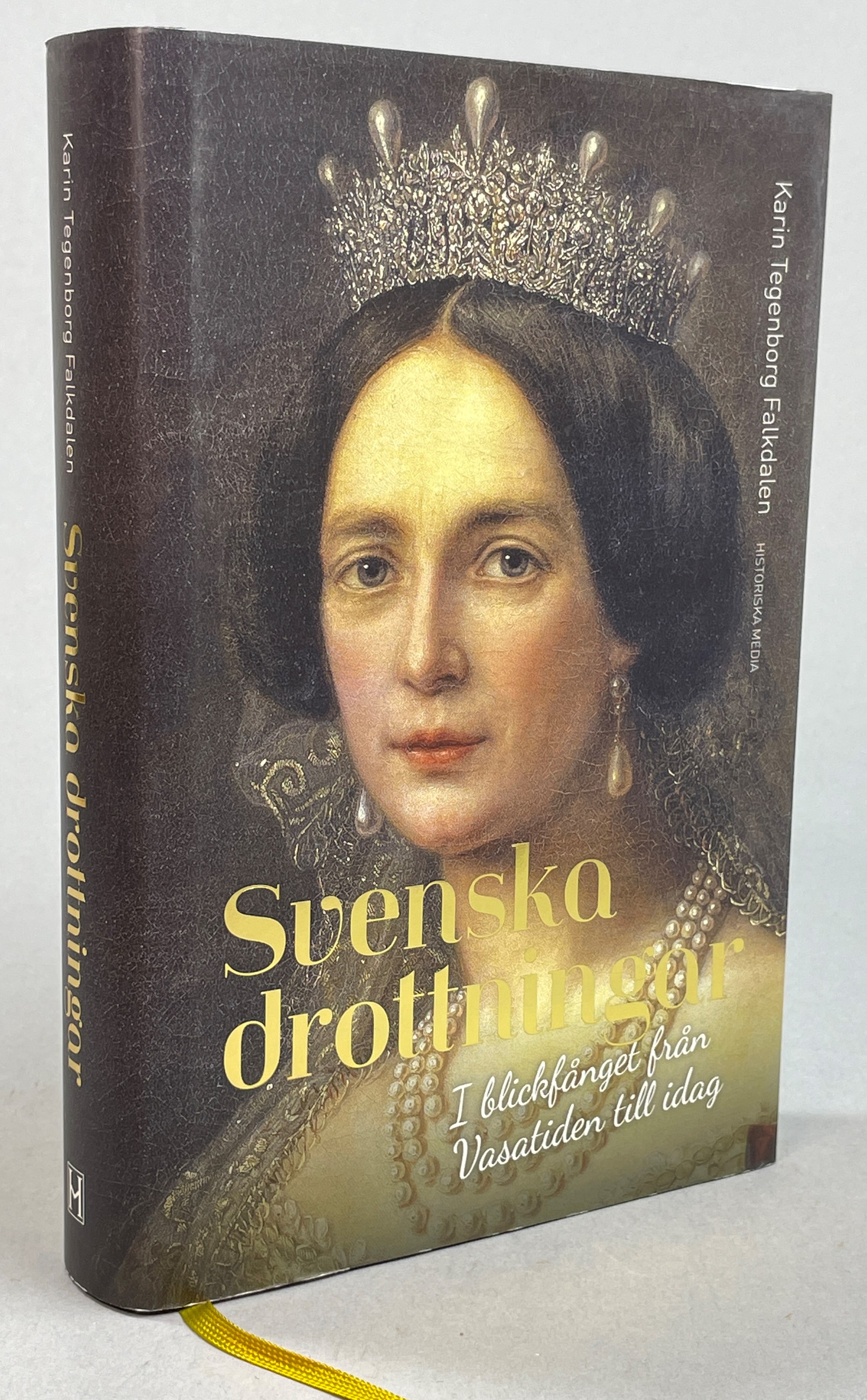 Svenska drottningar. I blickfånget från Vasatiden till idag. [Utg. av] Historiska Media.
